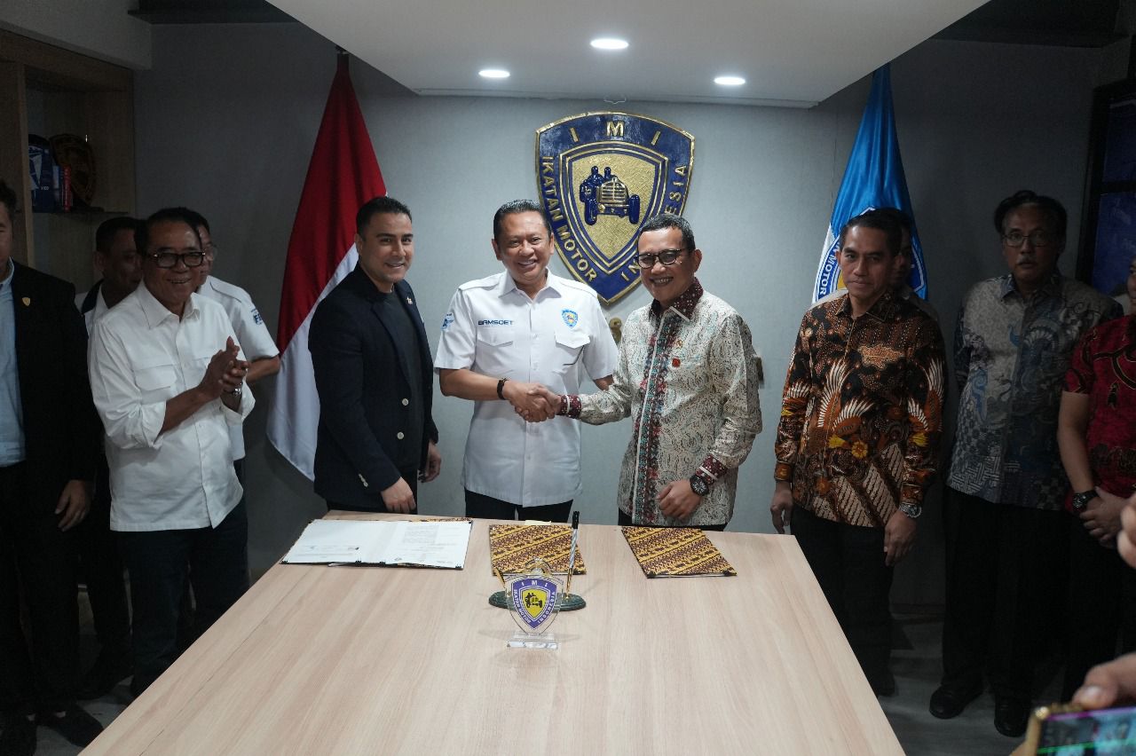 Menteri Karding Gandeng IMI, Siapkan Mekanik dan Driver Indonesia untuk Pasar Kerja Jepang Mementerian Pelindungan Pekerja Migran Indonesia (Kemen P2MI) resmi menjalin kerja sama dengan Ikatan Motor Indonesia (IMI) dan Kamar Dagang Indonesia (KADIN). (BeritaNasional/Elvis Sendouw/HO Hms P2MI)