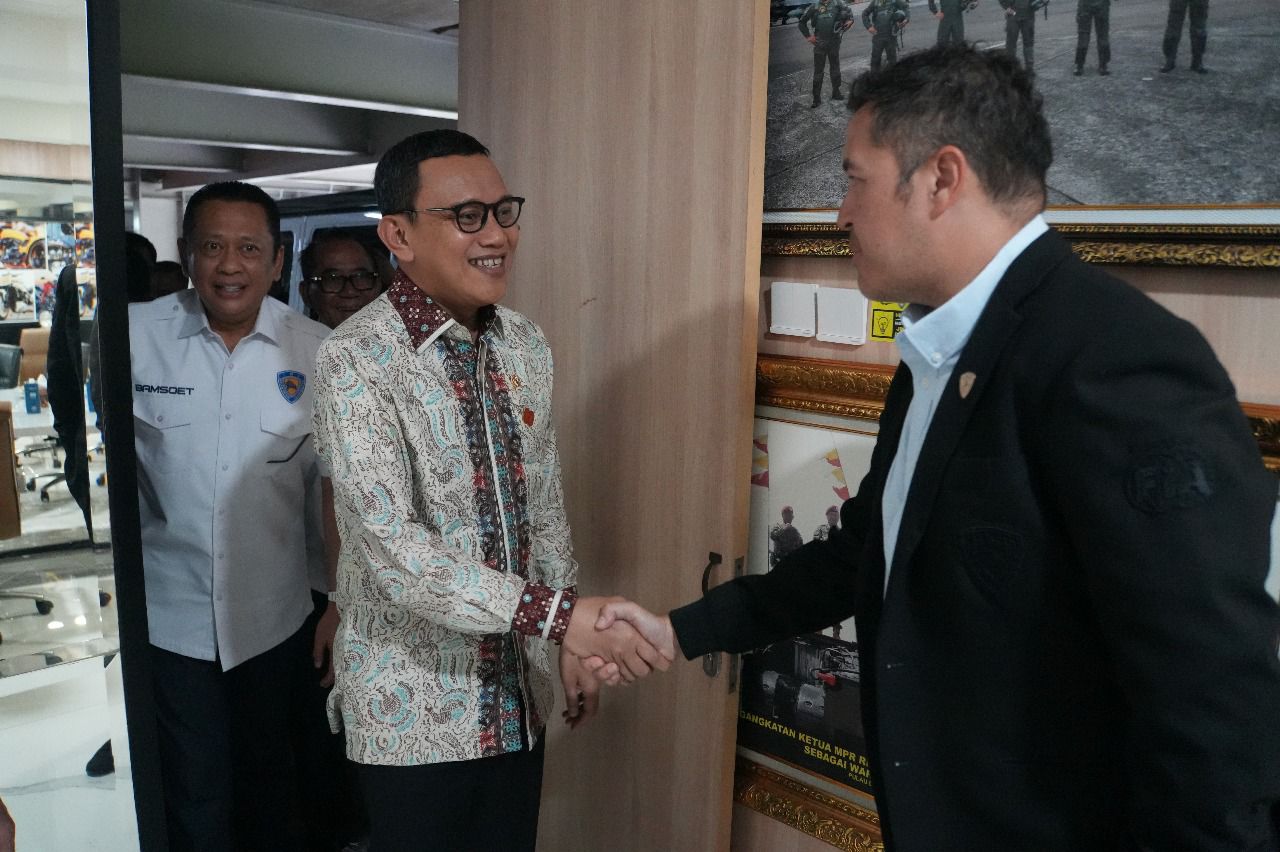 Menteri Karding Gandeng IMI, Siapkan Mekanik dan Driver Indonesia untuk Pasar Kerja Jepang Mementerian Pelindungan Pekerja Migran Indonesia (Kemen P2MI) resmi menjalin kerja sama dengan Ikatan Motor Indonesia (IMI) dan Kamar Dagang Indonesia (KADIN). (BeritaNasional/Elvis Sendouw/HO Hms P2MI)