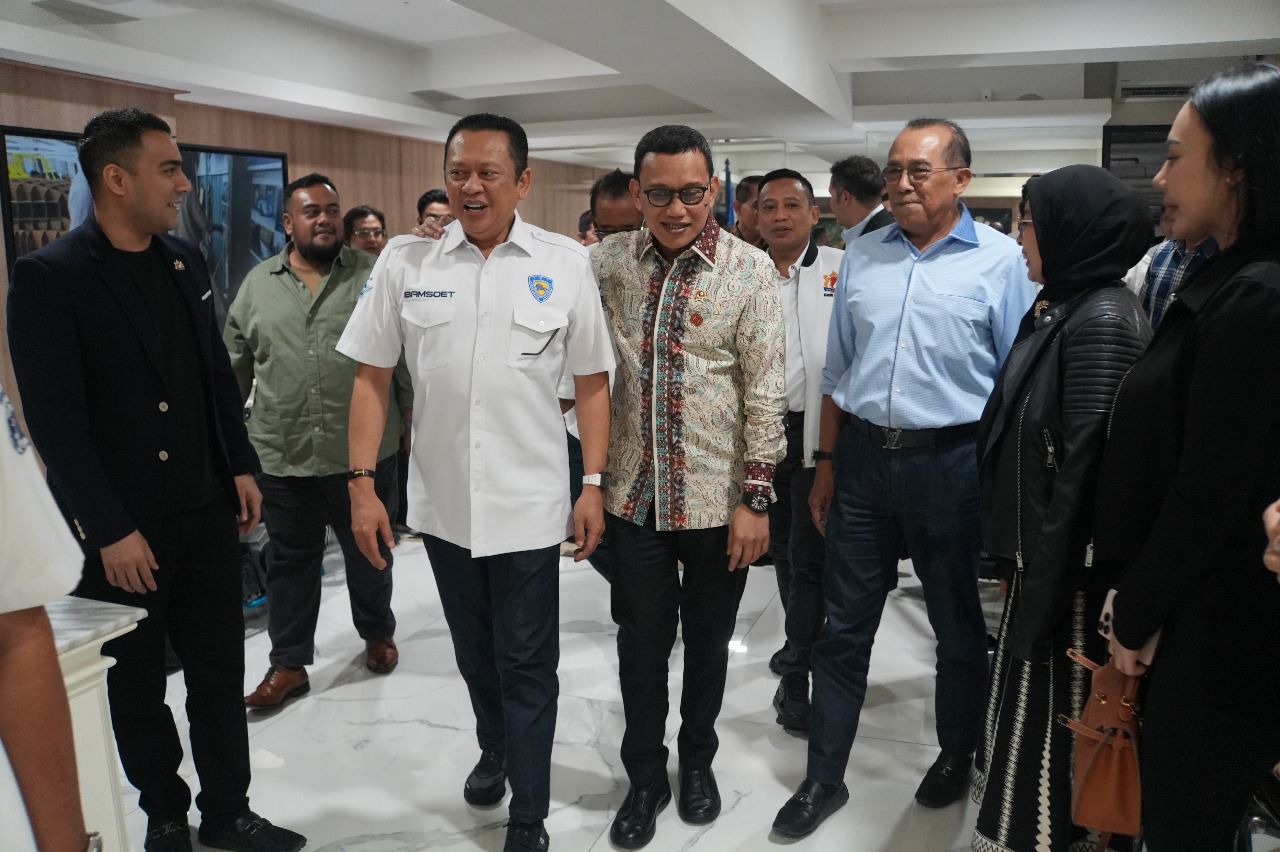 Menteri Karding Gandeng IMI, Siapkan Mekanik dan Driver Indonesia untuk Pasar Kerja Jepang Mementerian Pelindungan Pekerja Migran Indonesia (Kemen P2MI) resmi menjalin kerja sama dengan Ikatan Motor Indonesia (IMI) dan Kamar Dagang Indonesia (KADIN). (BeritaNasional/Elvis Sendouw/HO Hms P2MI)