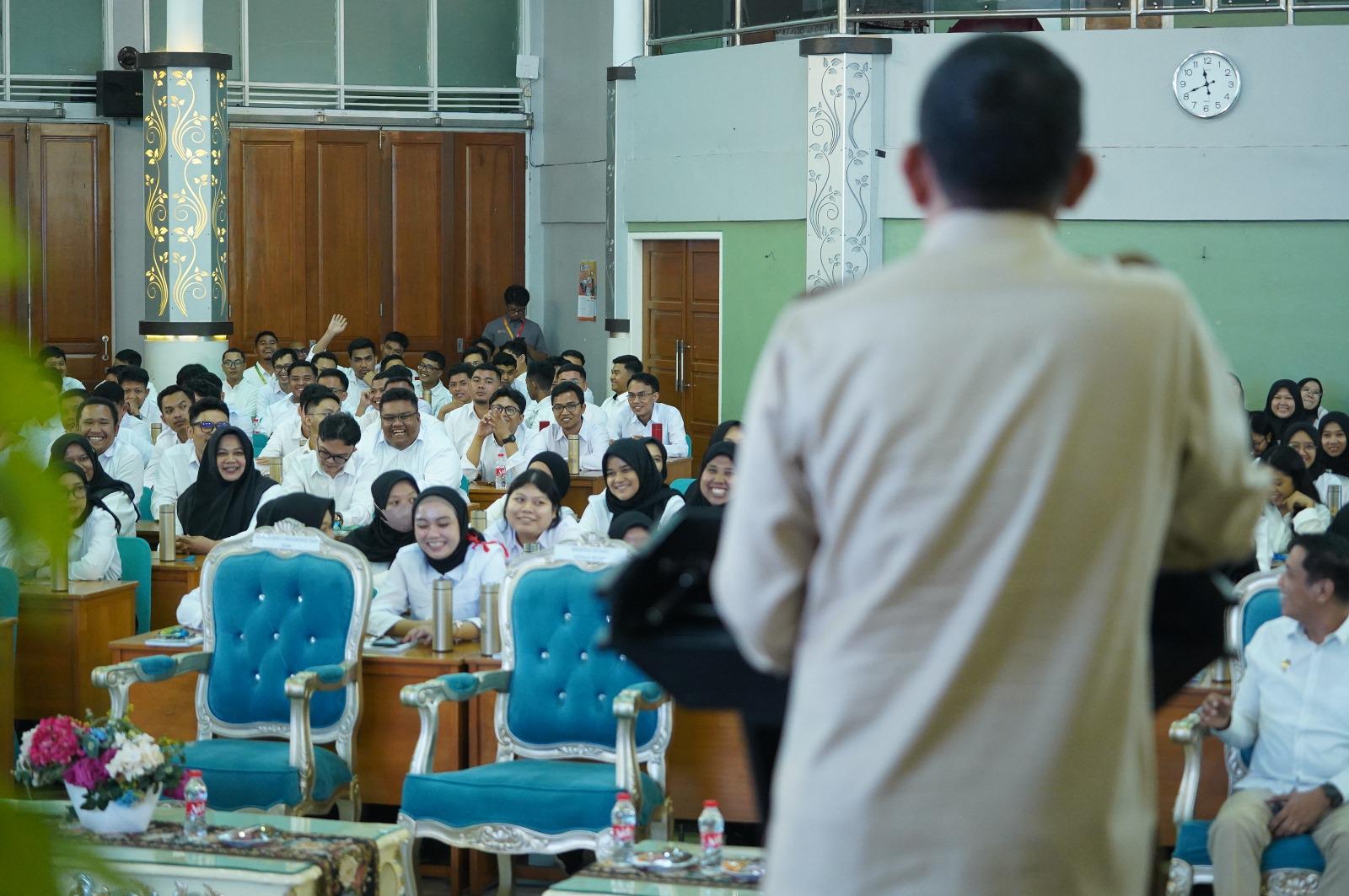 Menteri Karding Hadiri Orientasi CPNS KemenP2MI Hadiri kegiatan orientasi Calon Pegawai Negeri Sipil (CPNS) Tahun Anggaran 2024 Menteri P2MI tegaskan peran CPNS dalam melindungi, melayani, dan memberdayakan pekerja migran Indonesia. (BeritaNasional/Elvis Sendouw/HO Hms P2MI)