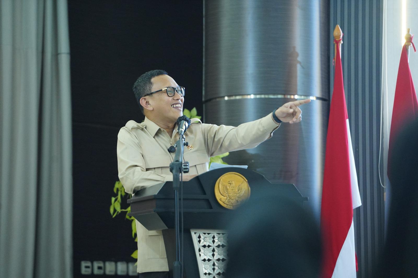 Menteri Karding Hadiri Orientasi CPNS KemenP2MI Hadiri kegiatan orientasi Calon Pegawai Negeri Sipil (CPNS) Tahun Anggaran 2024 Menteri P2MI tegaskan peran CPNS dalam melindungi, melayani, dan memberdayakan pekerja migran Indonesia. (BeritaNasional/Elvis Sendouw/HO Hms P2MI)