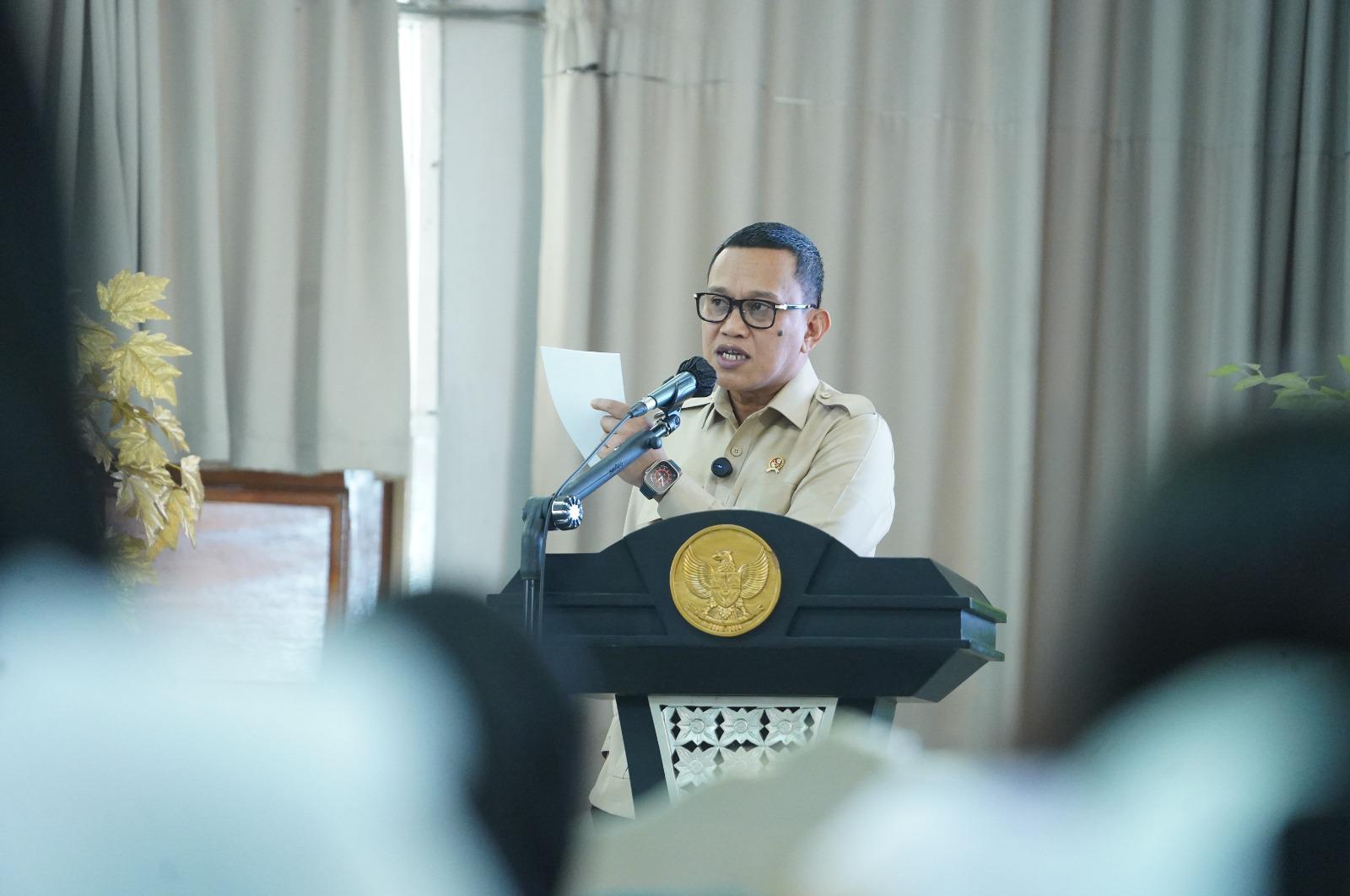 Menteri Karding Hadiri Orientasi CPNS KemenP2MI Hadiri kegiatan orientasi Calon Pegawai Negeri Sipil (CPNS) Tahun Anggaran 2024 Menteri P2MI tegaskan peran CPNS dalam melindungi, melayani, dan memberdayakan pekerja migran Indonesia. (BeritaNasional/Elvis Sendouw/HO Hms P2MI)