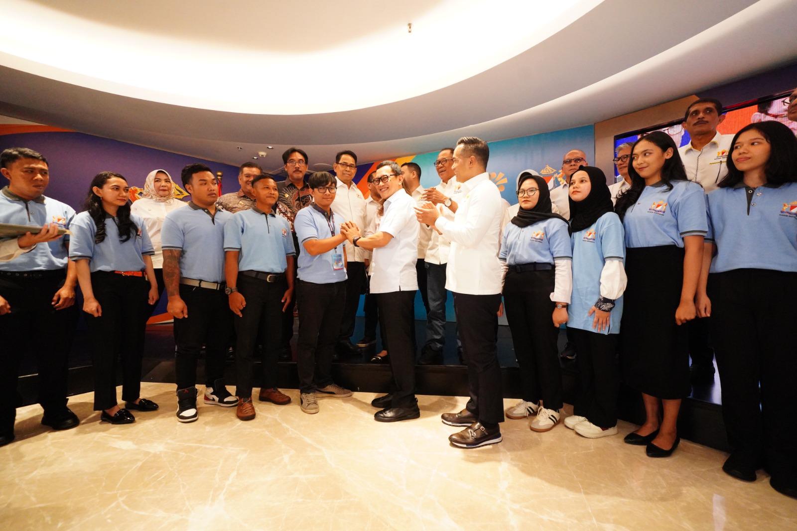 Menteri Karding Hadiri Pelepasan 112 Calon Pekerja Migran Sektor Formal Binaan Kadin Berangkat ke Beberapa Negara 112 Calon Pekerja Migran Binaan Kadin Berangkat ke Eropa dan Asia, Bukti Negara Memastikan Terlatih dan Terlindungi. (BeritaNasional/Elvis endouw/HO Hms P2MI)