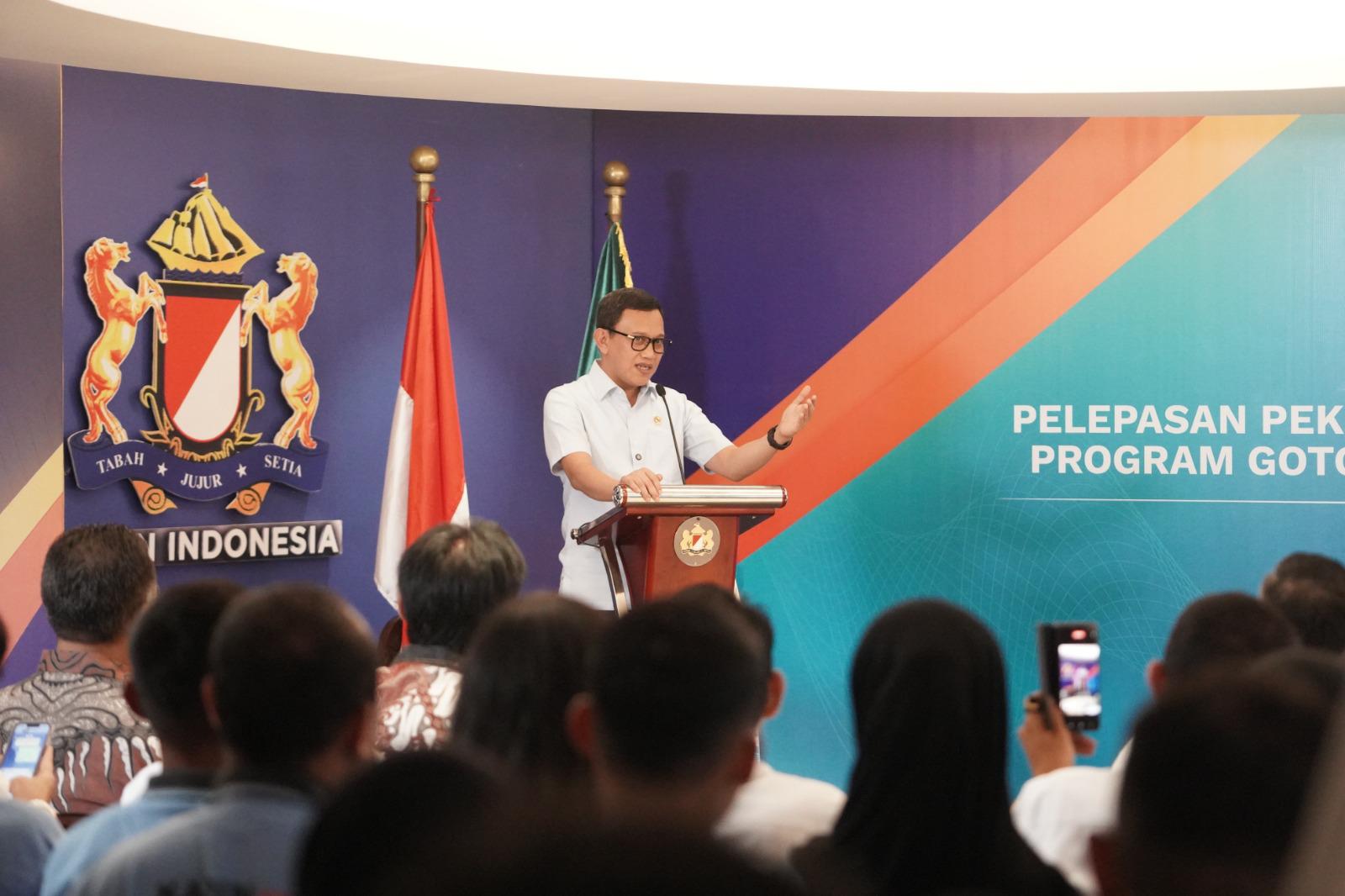 Menteri Karding Hadiri Pelepasan 112 Calon Pekerja Migran Sektor Formal Binaan Kadin Berangkat ke Beberapa Negara 112 Calon Pekerja Migran Binaan Kadin Berangkat ke Eropa dan Asia, Bukti Negara Memastikan Terlatih dan Terlindungi. (BeritaNasional/Elvis endouw/HO Hms P2MI)