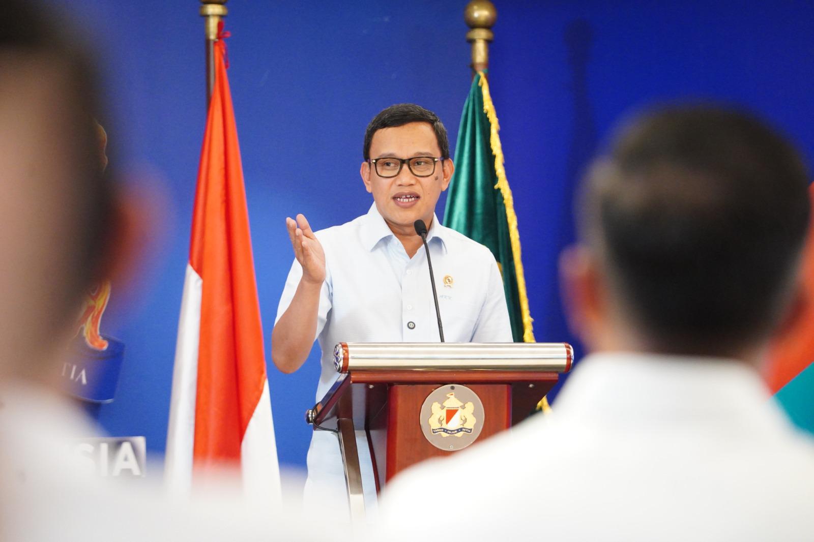 Menteri Karding Hadiri Pelepasan 112 Calon Pekerja Migran Sektor Formal Binaan Kadin Berangkat ke Beberapa Negara 112 Calon Pekerja Migran Binaan Kadin Berangkat ke Eropa dan Asia, Bukti Negara Memastikan Terlatih dan Terlindungi. (BeritaNasional/Elvis endouw/HO Hms P2MI)