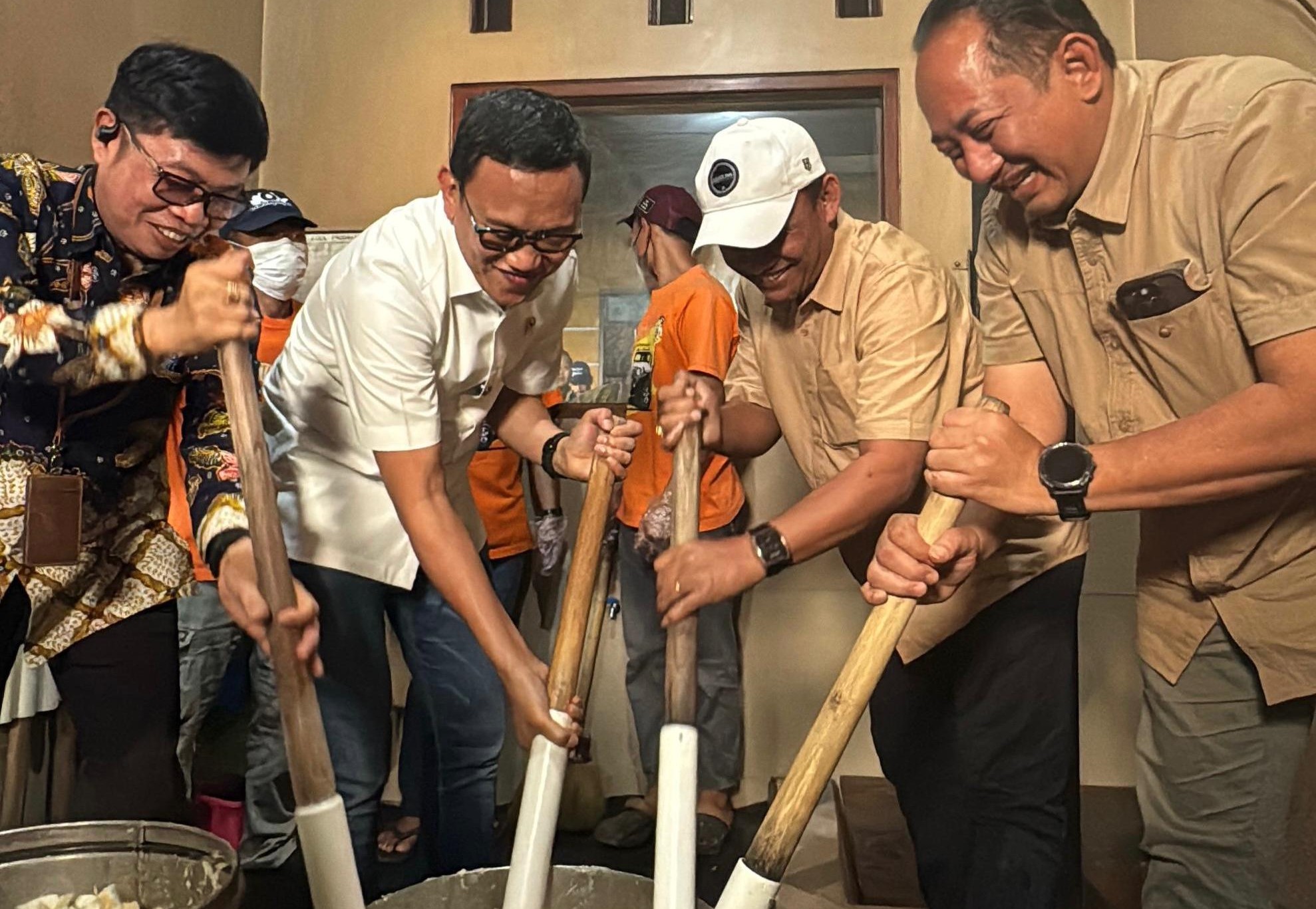 Menteri Pelindungan Pekerja Migran Indonesia (P2MI) Abdul Kadir Karding mengunjungi usaha "Gethuk Take” milik purna pekerja migran Indonesia. (BeritaNasional/Elvis Sendouw/HO Hms P2MI)