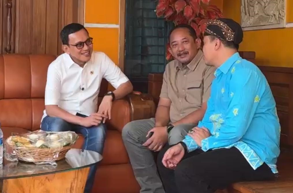 Menteri Pelindungan Pekerja Migran Indonesia (P2MI) Abdul Kadir Karding mengunjungi usaha "Gethuk Take” milik purna pekerja migran Indonesia. (BeritaNasional/Elvis Sendouw/HO Hms P2MI)