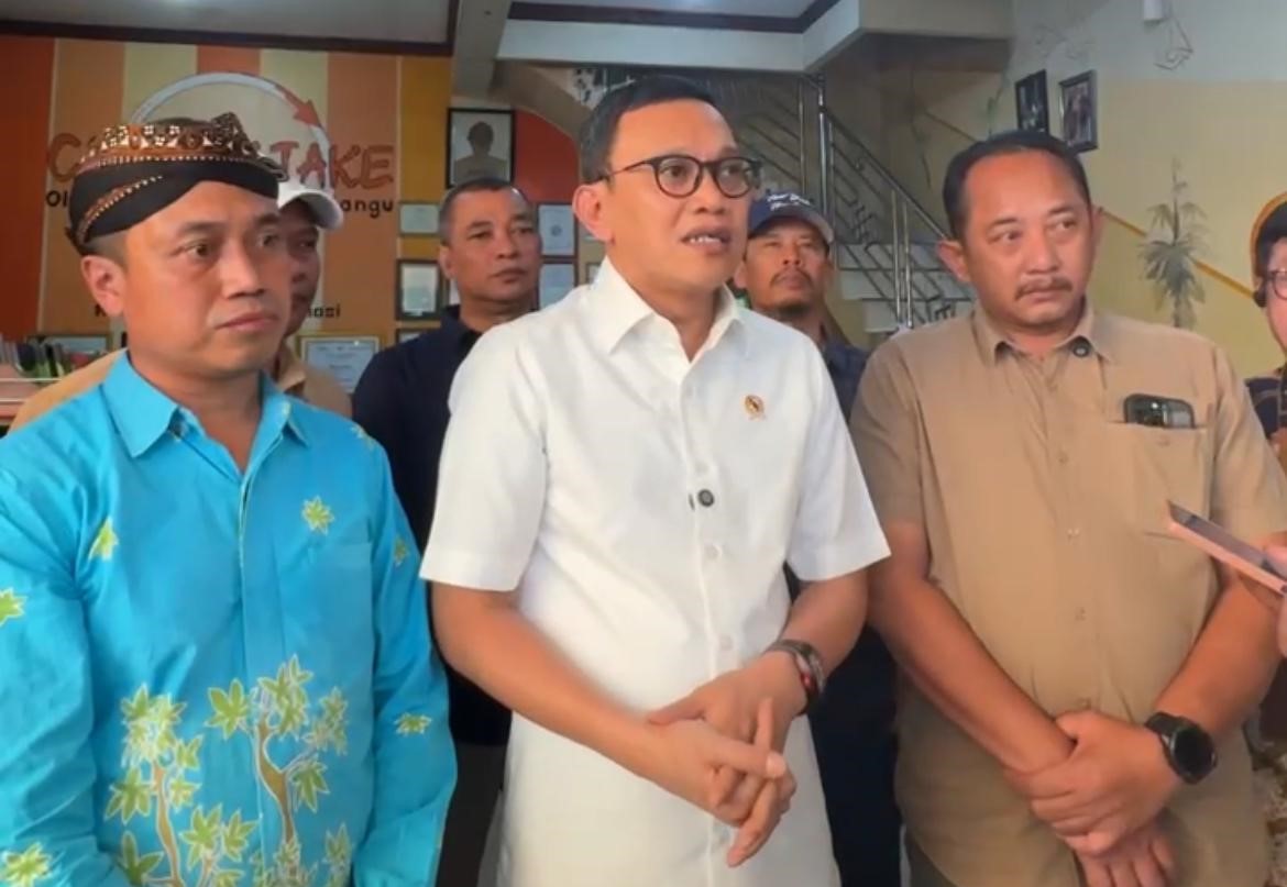 Menteri Pelindungan Pekerja Migran Indonesia (P2MI) Abdul Kadir Karding mengunjungi usaha "Gethuk Take” milik purna pekerja migran Indonesia. (BeritaNasional/Elvis Sendouw/HO Hms P2MI)