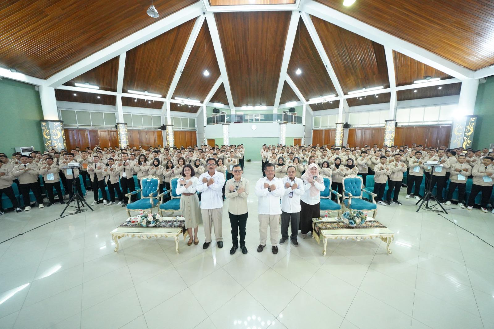 Menteri Karding Lepas 293 PMI Skema G To G Korsel, Titip Pesan Kelola Keuangan dengan Baik Menteri P2MI saat melepas 93 pekerja migran Indonesia (PMI) yang akan bekerja di Korea Selatan. (BeritaNasional/Elvis Sendouw/HO Hms P2MI)