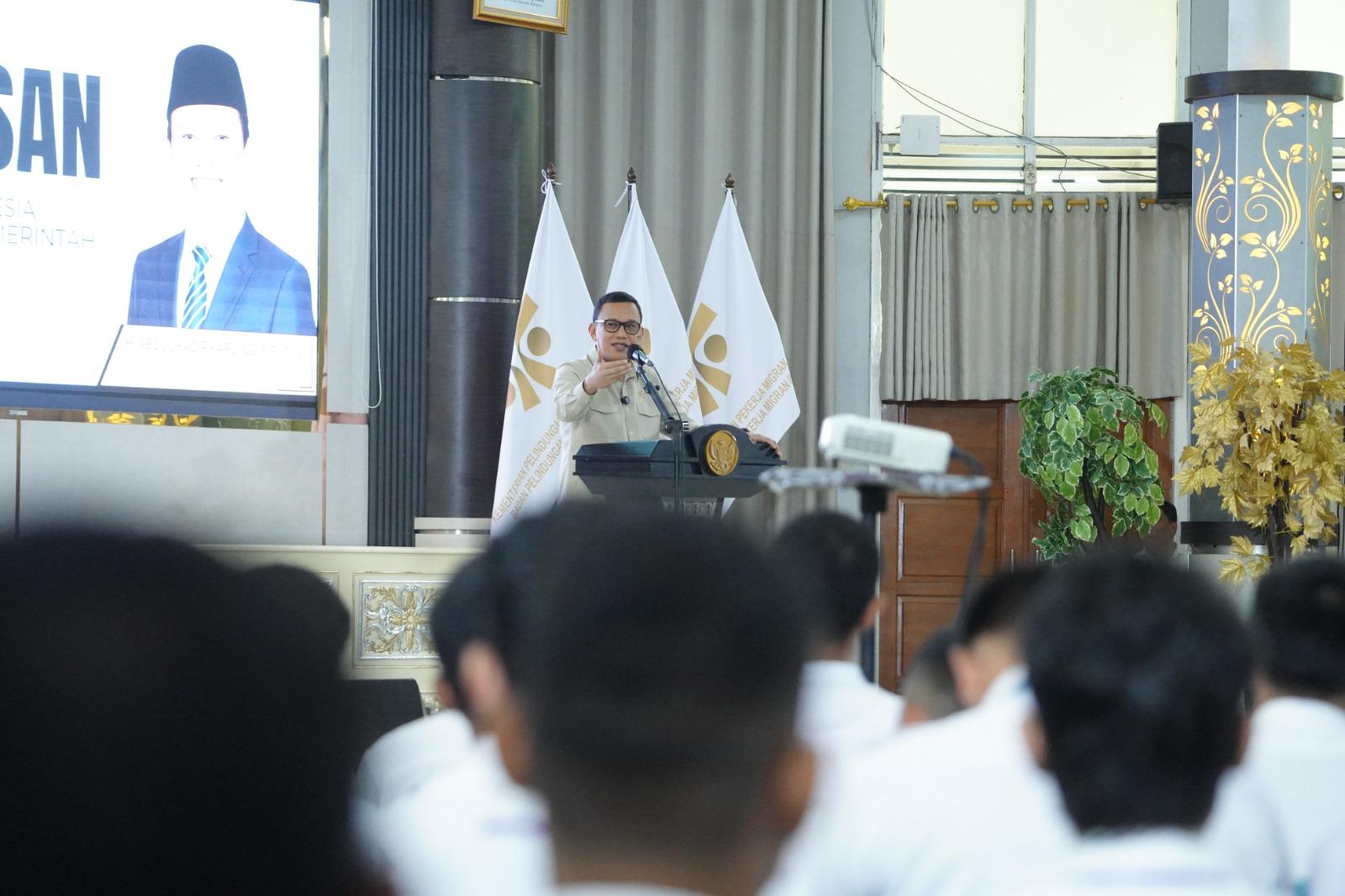 Menteri Karding Lepas 293 PMI Skema G To G Korsel, Titip Pesan Kelola Keuangan dengan Baik Menteri P2MI saat melepas 93 pekerja migran Indonesia (PMI) yang akan bekerja di Korea Selatan. (BeritaNasional/Elvis Sendouw/HO Hms P2MI)