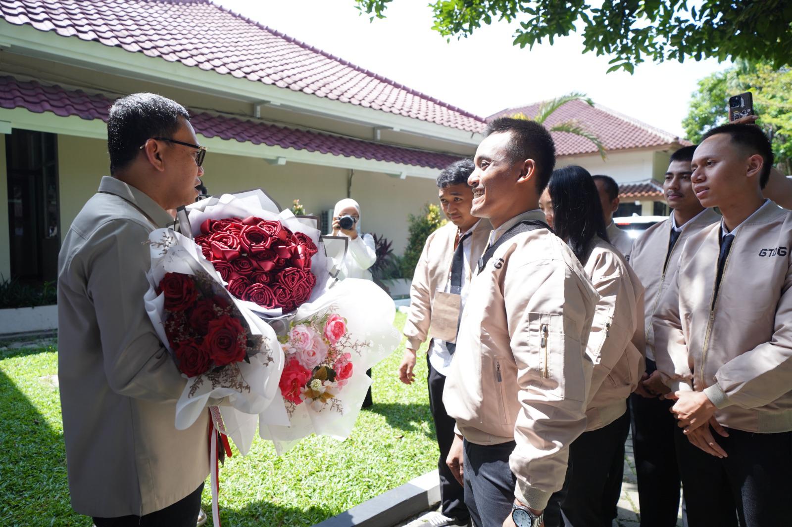Menteri Karding Lepas 293 PMI Skema G To G Korsel, Titip Pesan Kelola Keuangan dengan Baik Menteri P2MI saat melepas 93 pekerja migran Indonesia (PMI) yang akan bekerja di Korea Selatan. (BeritaNasional/Elvis Sendouw/HO Hms P2MI)