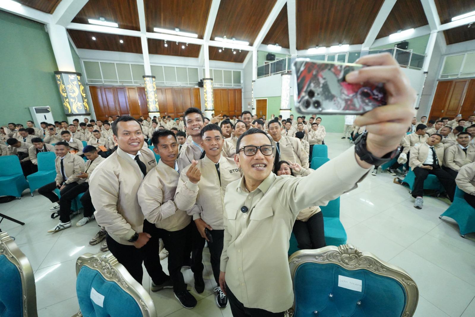 Menteri Karding Lepas 293 PMI Skema G To G Korsel, Titip Pesan Kelola Keuangan dengan Baik Menteri P2MI saat melepas 93 pekerja migran Indonesia (PMI) yang akan bekerja di Korea Selatan. (BeritaNasional/Elvis Sendouw/HO Hms P2MI)