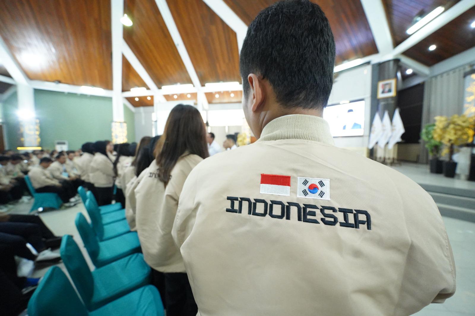 Menteri Karding Lepas 293 PMI Skema G To G Korsel, Titip Pesan Kelola Keuangan dengan Baik Menteri P2MI saat melepas 93 pekerja migran Indonesia (PMI) yang akan bekerja di Korea Selatan. (BeritaNasional/Elvis Sendouw/HO Hms P2MI)