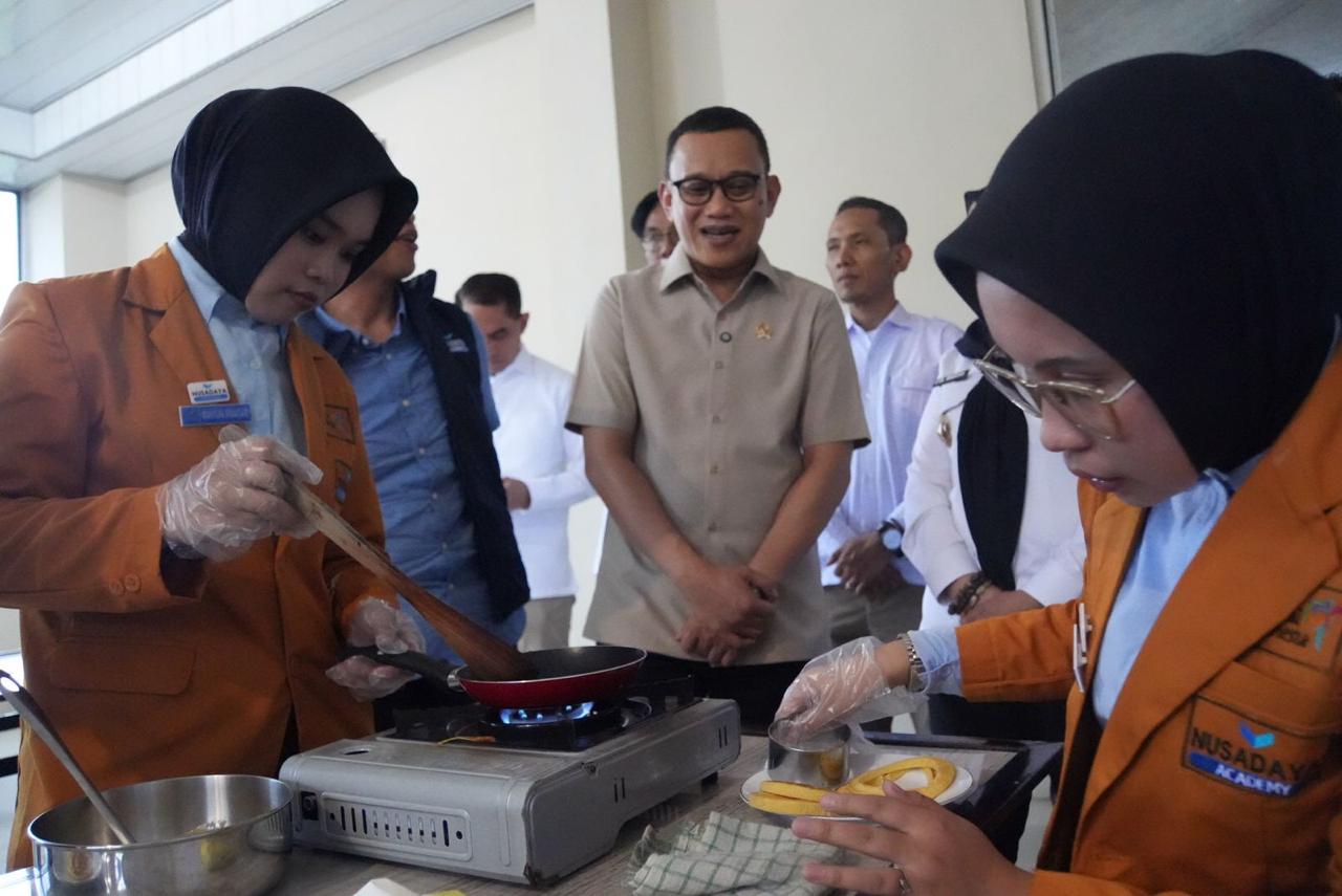 Menteri Karding Minta CPMI Waspadai Calo, Migrasi Harus Aman dan Terencana Menteri P2MI Abdul Kadir Karding mengunjungi pusat pelatihan Nusa Daya Academy di Bandar Lampung, Provinsi Lampung. (BeritaNasional/Elvis Sendouw/HO Hms P2MI)