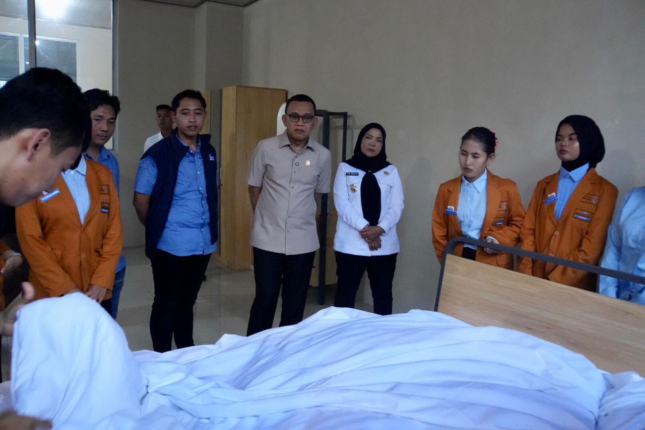 Menteri Karding Minta CPMI Waspadai Calo, Migrasi Harus Aman dan Terencana Menteri P2MI Abdul Kadir Karding mengunjungi pusat pelatihan Nusa Daya Academy di Bandar Lampung, Provinsi Lampung. (BeritaNasional/Elvis Sendouw/HO Hms P2MI)