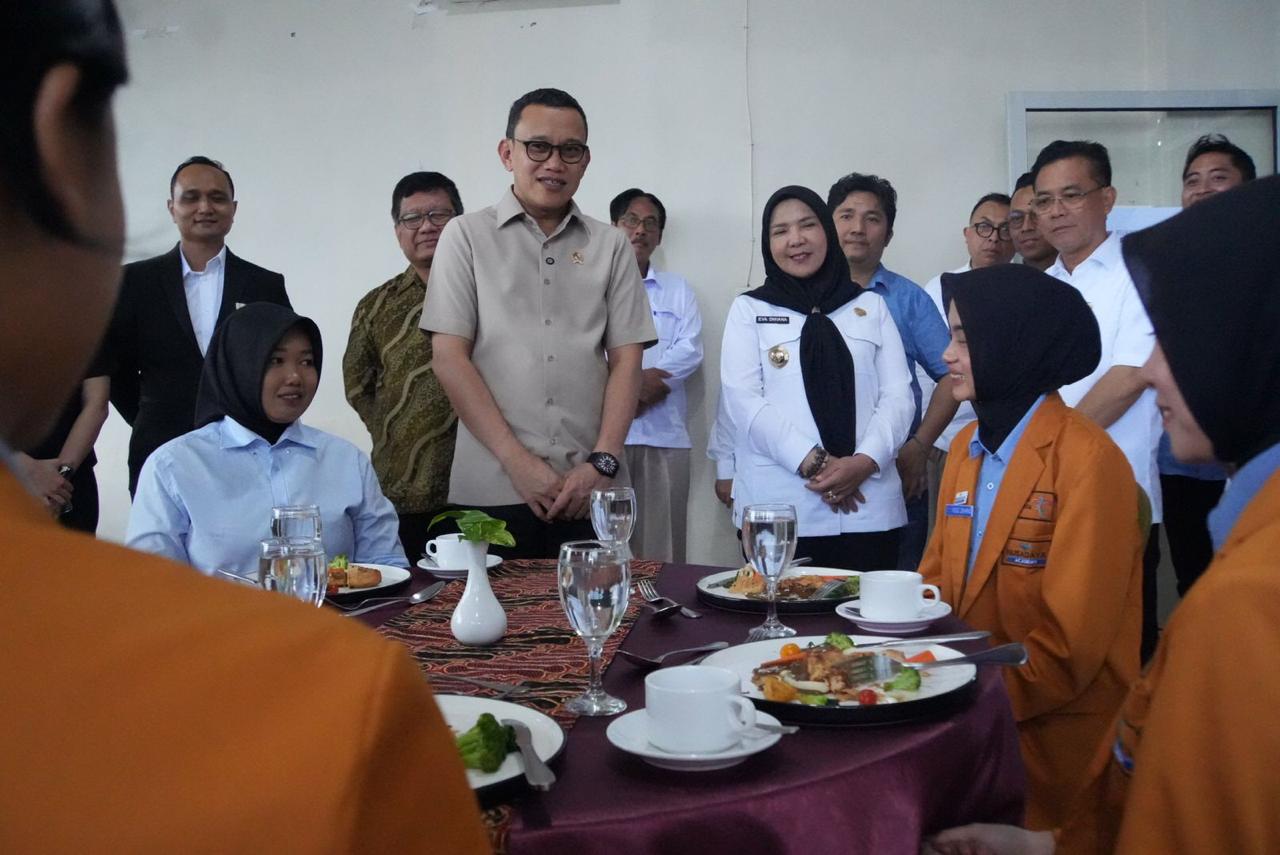 Menteri Karding Minta CPMI Waspadai Calo, Migrasi Harus Aman dan Terencana Menteri P2MI Abdul Kadir Karding mengunjungi pusat pelatihan Nusa Daya Academy di Bandar Lampung, Provinsi Lampung. (BeritaNasional/Elvis Sendouw/HO Hms P2MI)