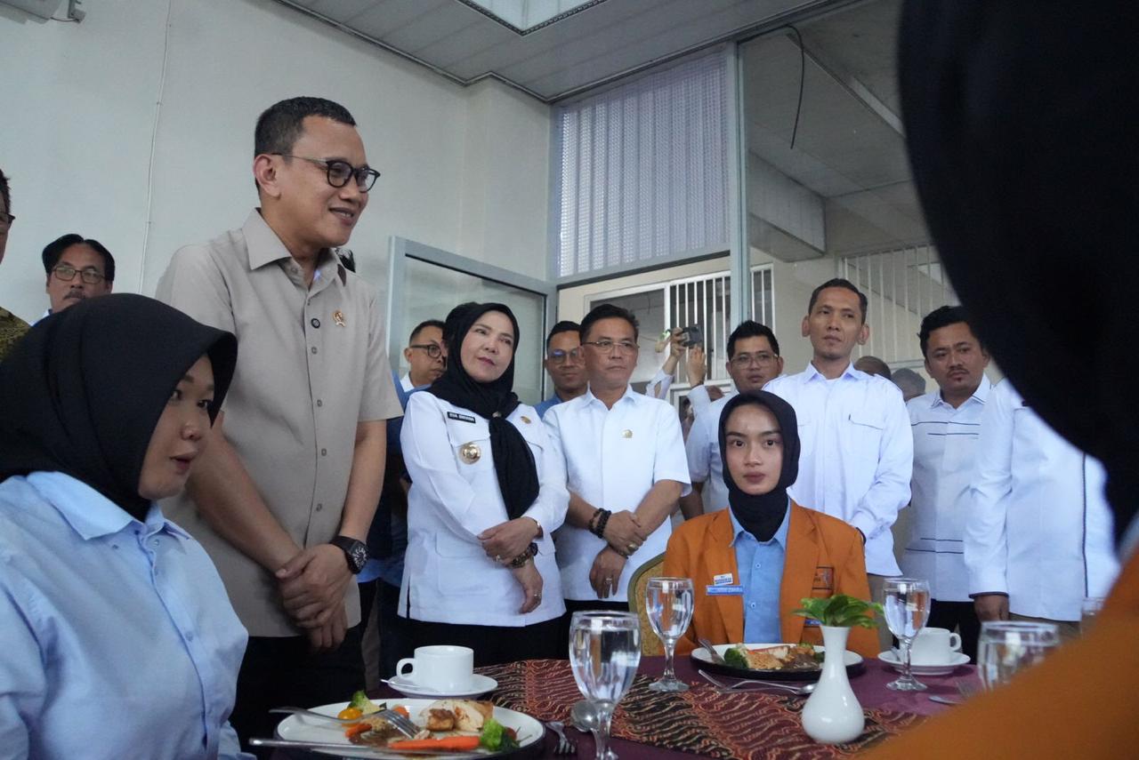 Menteri Karding Minta CPMI Waspadai Calo, Migrasi Harus Aman dan Terencana Menteri P2MI Abdul Kadir Karding mengunjungi pusat pelatihan Nusa Daya Academy di Bandar Lampung, Provinsi Lampung. (BeritaNasional/Elvis Sendouw/HO Hms P2MI)