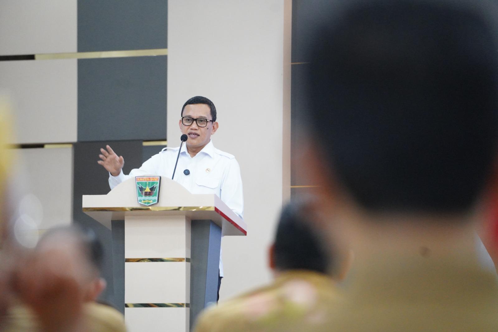 Menteri Karding Puji Mental Rantau Warga Sumbar, Beri Jalan Isi 1,7 Juta Job Order di Luar Negeri Menteri Karding Temui Gubernur dan Wagub Sumbar, Bahas Potensi Penempatan Pekerja Migran Indonesia. (BeritaNasional/Elvis Sendouw/HO Hms P2MI)
