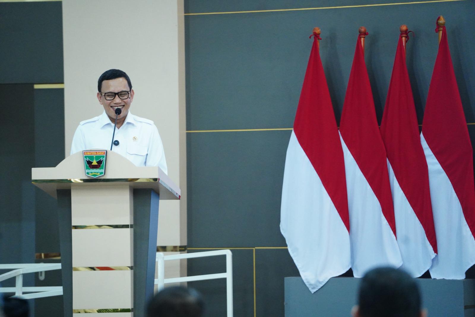 Menteri Karding Puji Mental Rantau Warga Sumbar, Beri Jalan Isi 1,7 Juta Job Order di Luar Negeri Menteri Karding Temui Gubernur dan Wagub Sumbar, Bahas Potensi Penempatan Pekerja Migran Indonesia. (BeritaNasional/Elvis Sendouw/HO Hms P2MI)