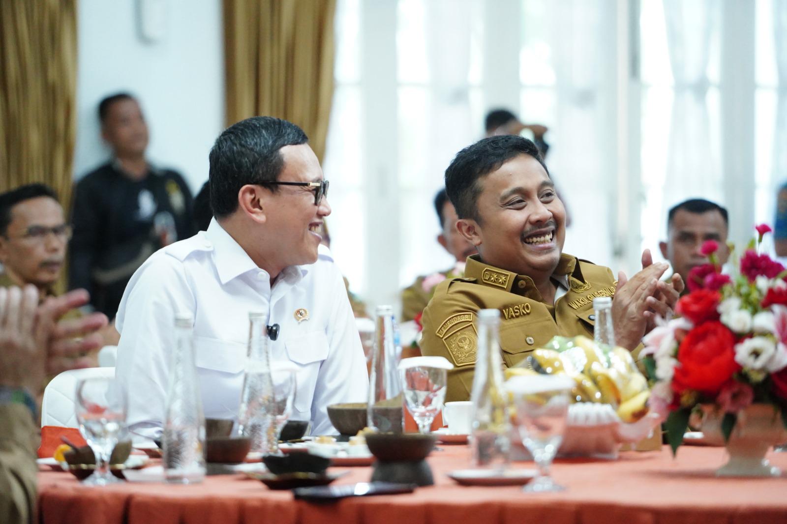 Menteri Karding Puji Mental Rantau Warga Sumbar, Beri Jalan Isi 1,7 Juta Job Order di Luar Negeri Menteri Karding Temui Gubernur dan Wagub Sumbar, Bahas Potensi Penempatan Pekerja Migran Indonesia. (BeritaNasional/Elvis Sendouw/HO Hms P2MI)