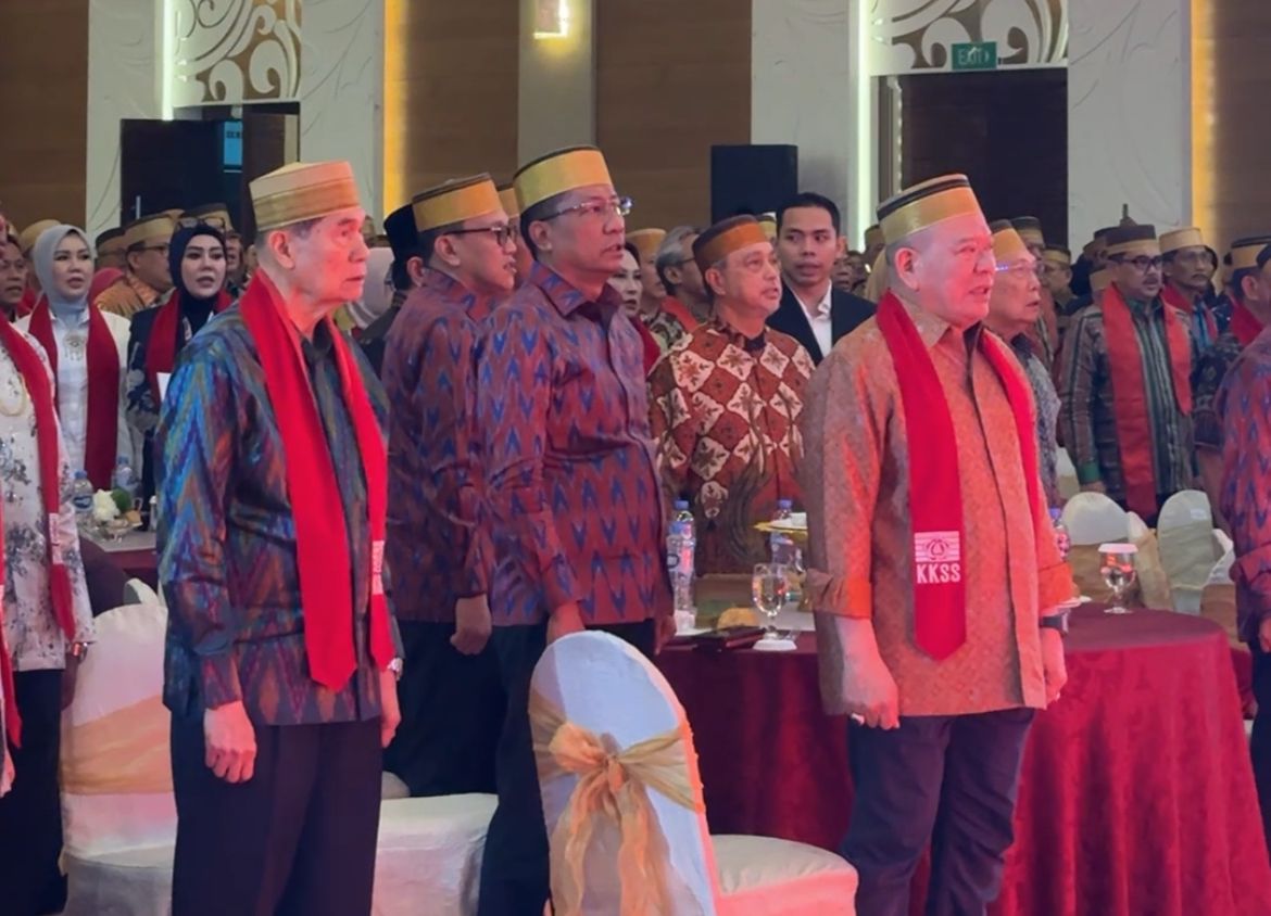 Menteri Karding Resmi Jabat Sekjen Kerukunan Keluarga Sulawesi Selatan, Fokus Program Berdampak ke Masyarakat Menteri Pelindungan Pekerja Migran Indonesia (P2MI) Abdul Kadir Karding resmi menjabat sebagai Sekretaris Jenderal (Sekjen) Kerukunan Keluarga Sulawesi Selatan (KKSS) periode 2025–2030. (BeritaNasional/Elvis Sendouw/HO Hms P2MI)