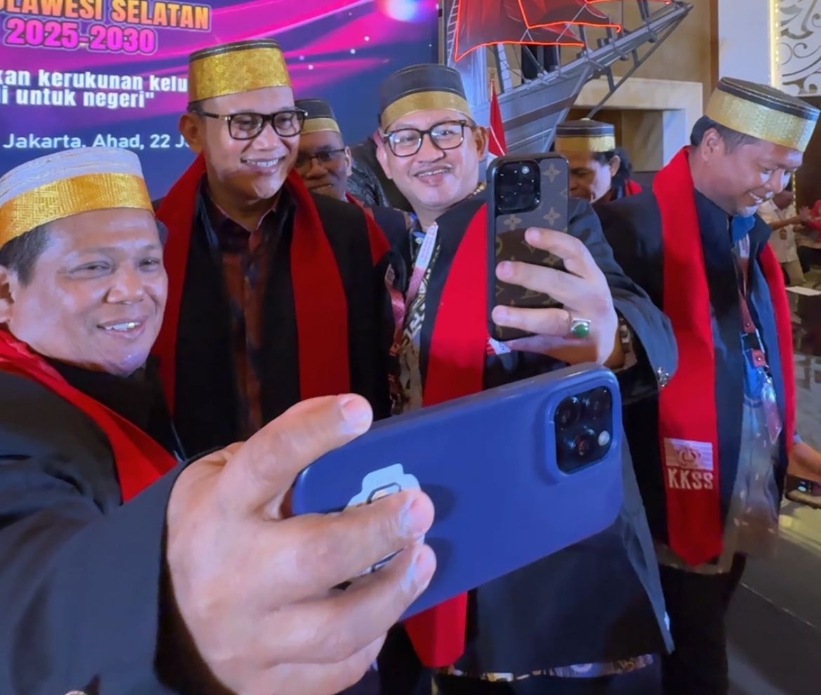 Menteri Karding Resmi Jabat Sekjen Kerukunan Keluarga Sulawesi Selatan, Fokus Program Berdampak ke Masyarakat Menteri Pelindungan Pekerja Migran Indonesia (P2MI) Abdul Kadir Karding resmi menjabat sebagai Sekretaris Jenderal (Sekjen) Kerukunan Keluarga Sulawesi Selatan (KKSS) periode 2025–2030. (BeritaNasional/Elvis Sendouw/HO Hms P2MI)