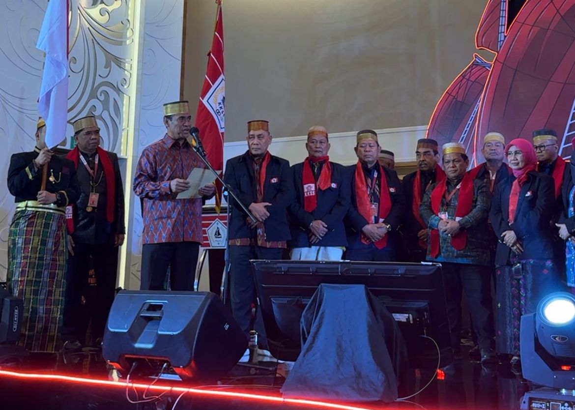Menteri Karding Resmi Jabat Sekjen Kerukunan Keluarga Sulawesi Selatan, Fokus Program Berdampak ke Masyarakat Menteri Pelindungan Pekerja Migran Indonesia (P2MI) Abdul Kadir Karding resmi menjabat sebagai Sekretaris Jenderal (Sekjen) Kerukunan Keluarga Sulawesi Selatan (KKSS) periode 2025–2030. (BeritaNasional/Elvis Sendouw/HO Hms P2MI)