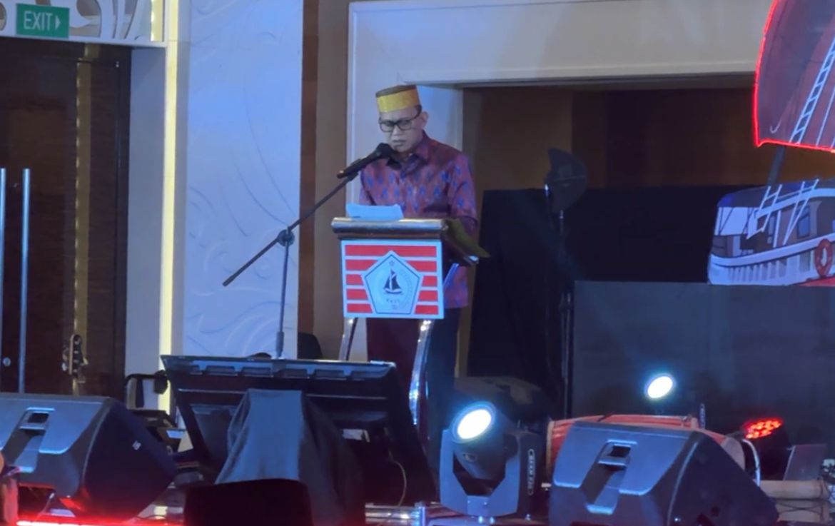 Menteri Karding Resmi Jabat Sekjen Kerukunan Keluarga Sulawesi Selatan, Fokus Program Berdampak ke Masyarakat Menteri Pelindungan Pekerja Migran Indonesia (P2MI) Abdul Kadir Karding resmi menjabat sebagai Sekretaris Jenderal (Sekjen) Kerukunan Keluarga Sulawesi Selatan (KKSS) periode 2025–2030. (BeritaNasional/Elvis Sendouw/HO Hms P2MI)