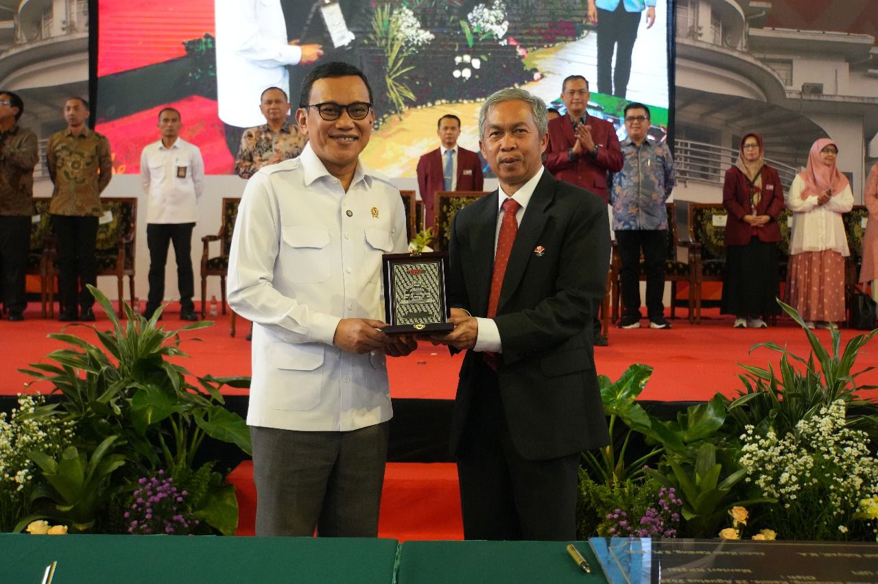 Menteri Karding Resmikan Migrant Center di UPI, Tonggak Baru Peningkatan Kualitas Pekerja Migran Indonesia Menteri Pelindungan Pekerja Migran Indonesia (P2MI) Abdul Kadir Karding meresmikan Migrant Center di Universitas Pendidikan Indonesia (UPI), Bandung, Jawa Barat.(BeritaNasional/Elvis Sendouw/HO P2MI)