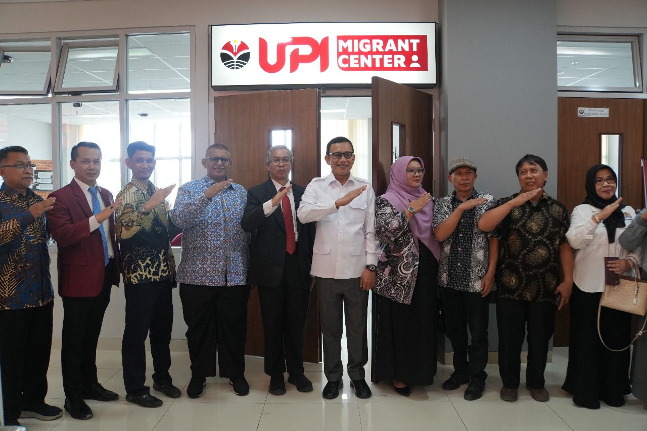 Menteri Karding Resmikan Migrant Center di UPI, Tonggak Baru Peningkatan Kualitas Pekerja Migran Indonesia Menteri Pelindungan Pekerja Migran Indonesia (P2MI) Abdul Kadir Karding meresmikan Migrant Center di Universitas Pendidikan Indonesia (UPI), Bandung, Jawa Barat.(BeritaNasional/Elvis Sendouw/HO P2MI)