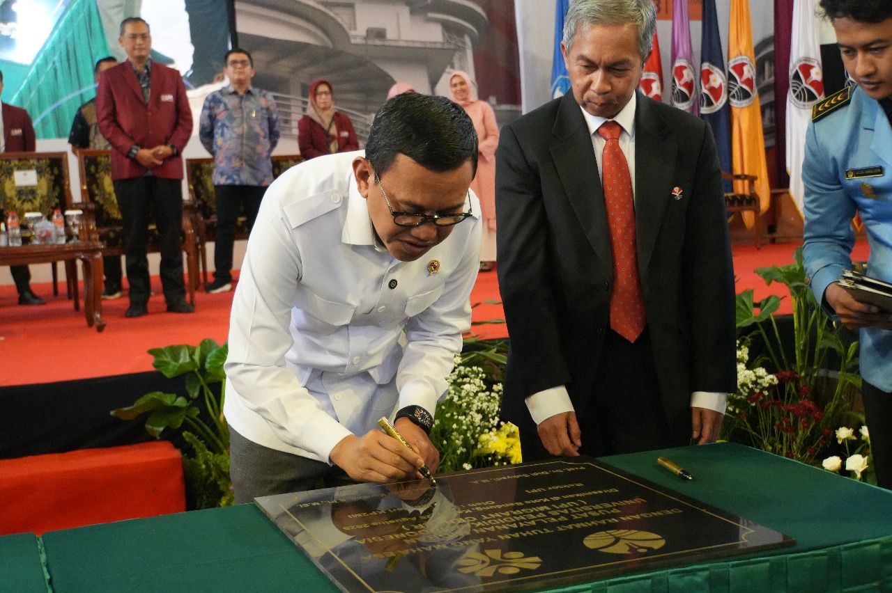 Menteri Karding Resmikan Migrant Center di UPI, Tonggak Baru Peningkatan Kualitas Pekerja Migran Indonesia Menteri Pelindungan Pekerja Migran Indonesia (P2MI) Abdul Kadir Karding meresmikan Migrant Center di Universitas Pendidikan Indonesia (UPI), Bandung, Jawa Barat.(BeritaNasional/Elvis Sendouw/HO P2MI)