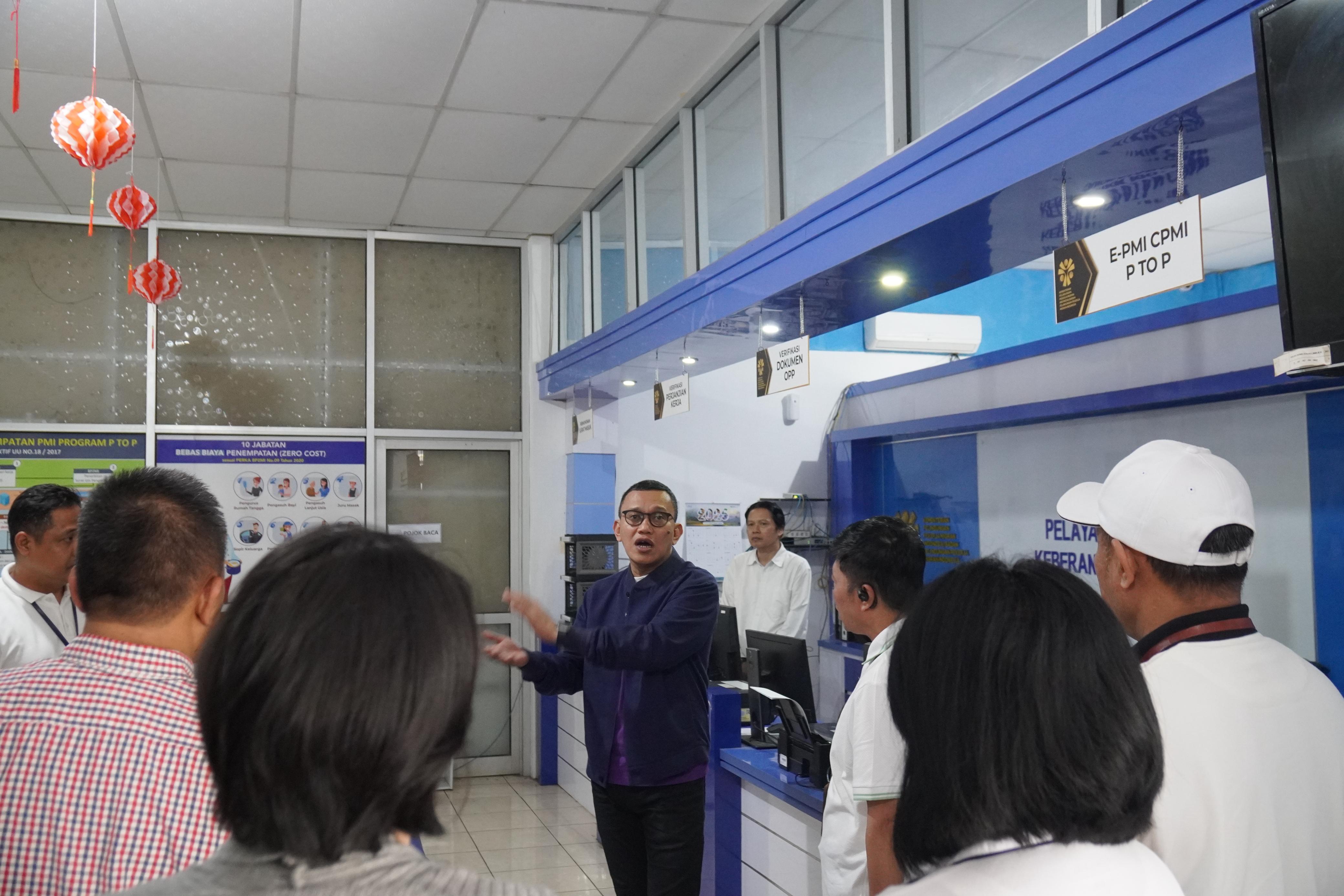 Menteri Karding Sidak BP3MI Jateng, Minta Potong Layanan yang Tidak Perlu Menteri Pelindungan Pekerja Migran Indonesia (P2MI) Abdul Kadir Karding melakukan inspeksi mendadak (sidak) ke Balai Pelayanan Perlindungan Pekerja Migran Indonesia (BP3MI) Jawa Tengah. (BeritaNasional/Elvis Sendouw/HO P2MI)