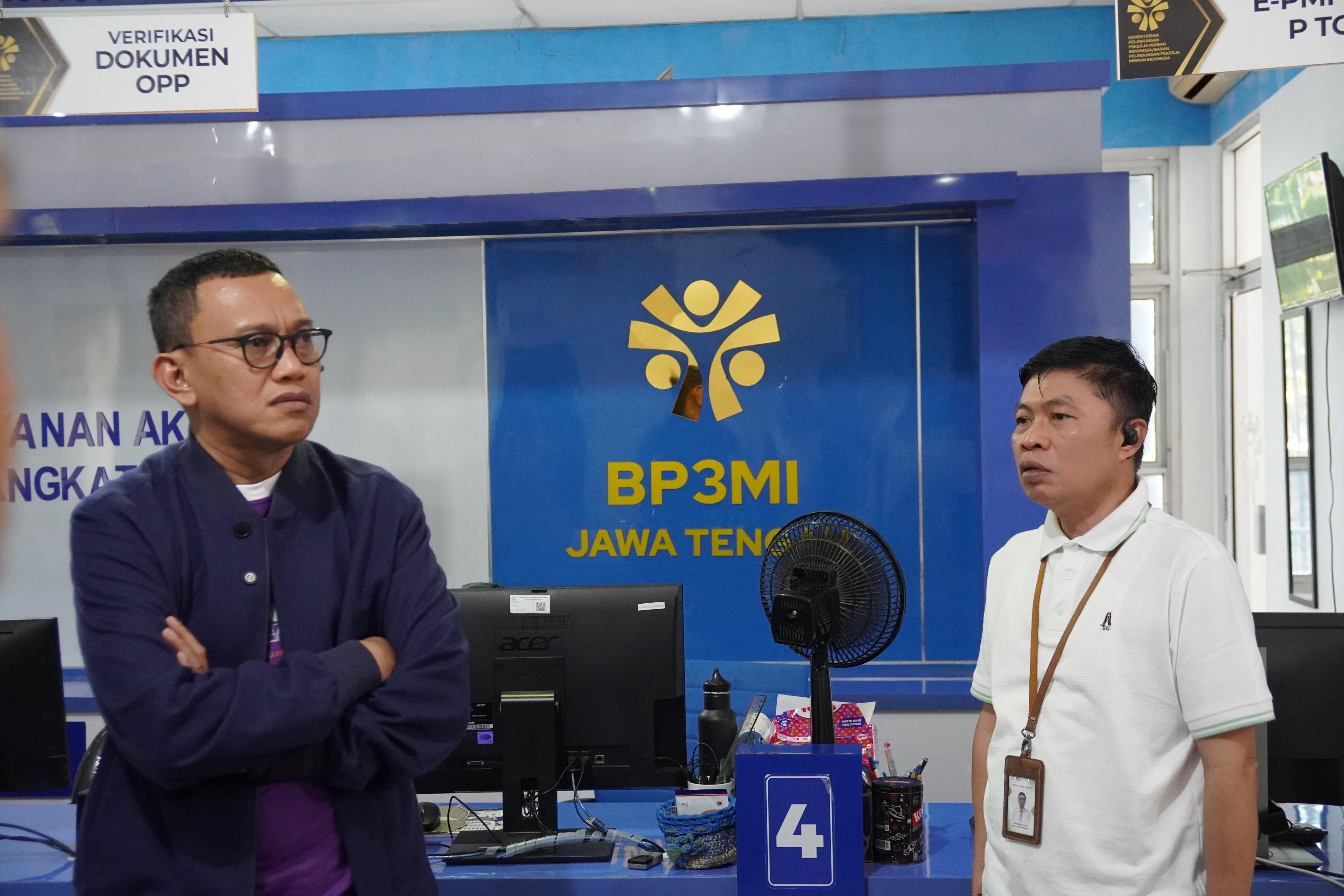 Menteri Karding Sidak BP3MI Jateng, Minta Potong Layanan yang Tidak Perlu Menteri Pelindungan Pekerja Migran Indonesia (P2MI) Abdul Kadir Karding melakukan inspeksi mendadak (sidak) ke Balai Pelayanan Perlindungan Pekerja Migran Indonesia (BP3MI) Jawa Tengah. (BeritaNasional/Elvis Sendouw/HO P2MI)