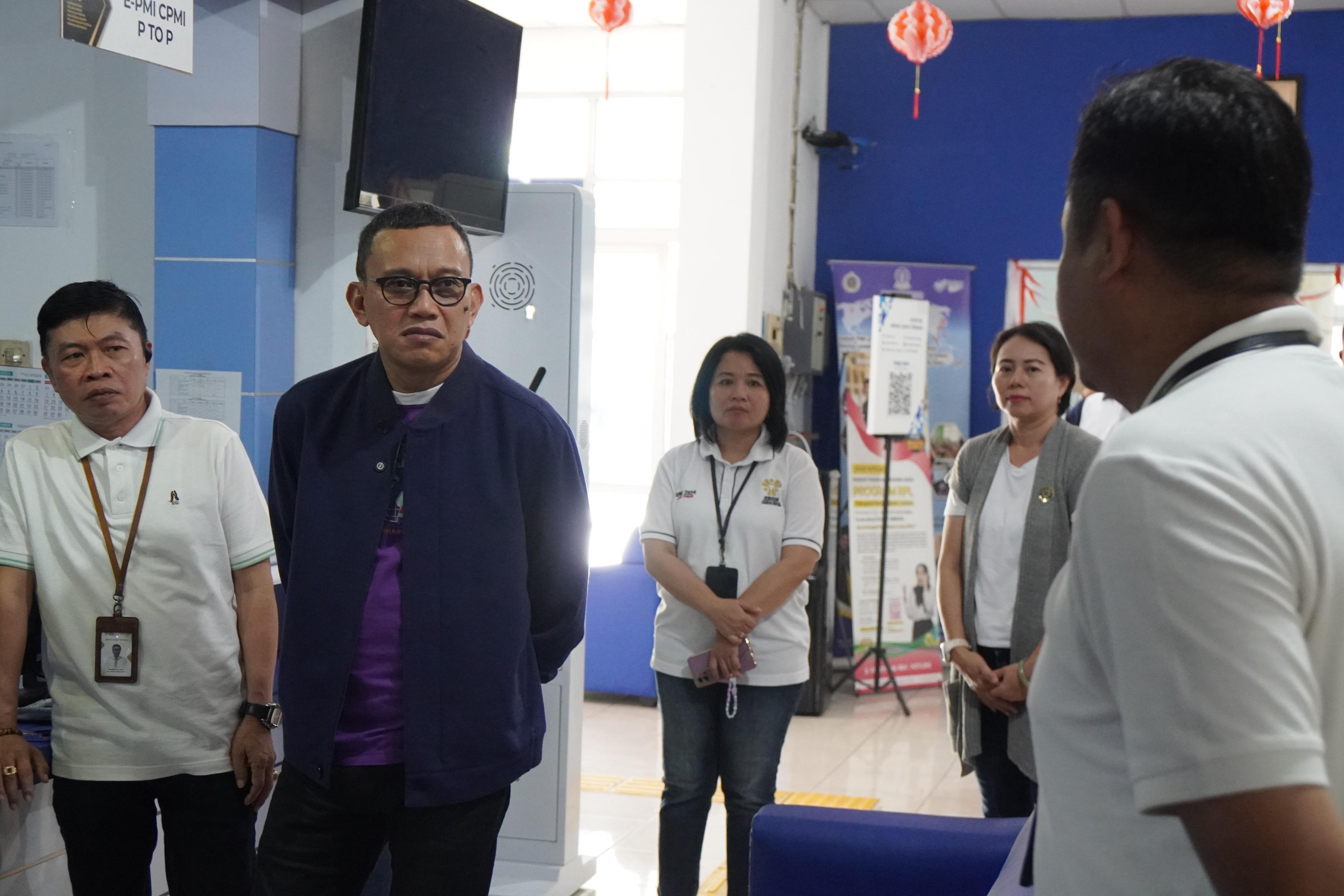 Menteri Karding Sidak BP3MI Jateng, Minta Potong Layanan yang Tidak Perlu Menteri Pelindungan Pekerja Migran Indonesia (P2MI) Abdul Kadir Karding melakukan inspeksi mendadak (sidak) ke Balai Pelayanan Perlindungan Pekerja Migran Indonesia (BP3MI) Jawa Tengah. (BeritaNasional/Elvis Sendouw/HO P2MI)