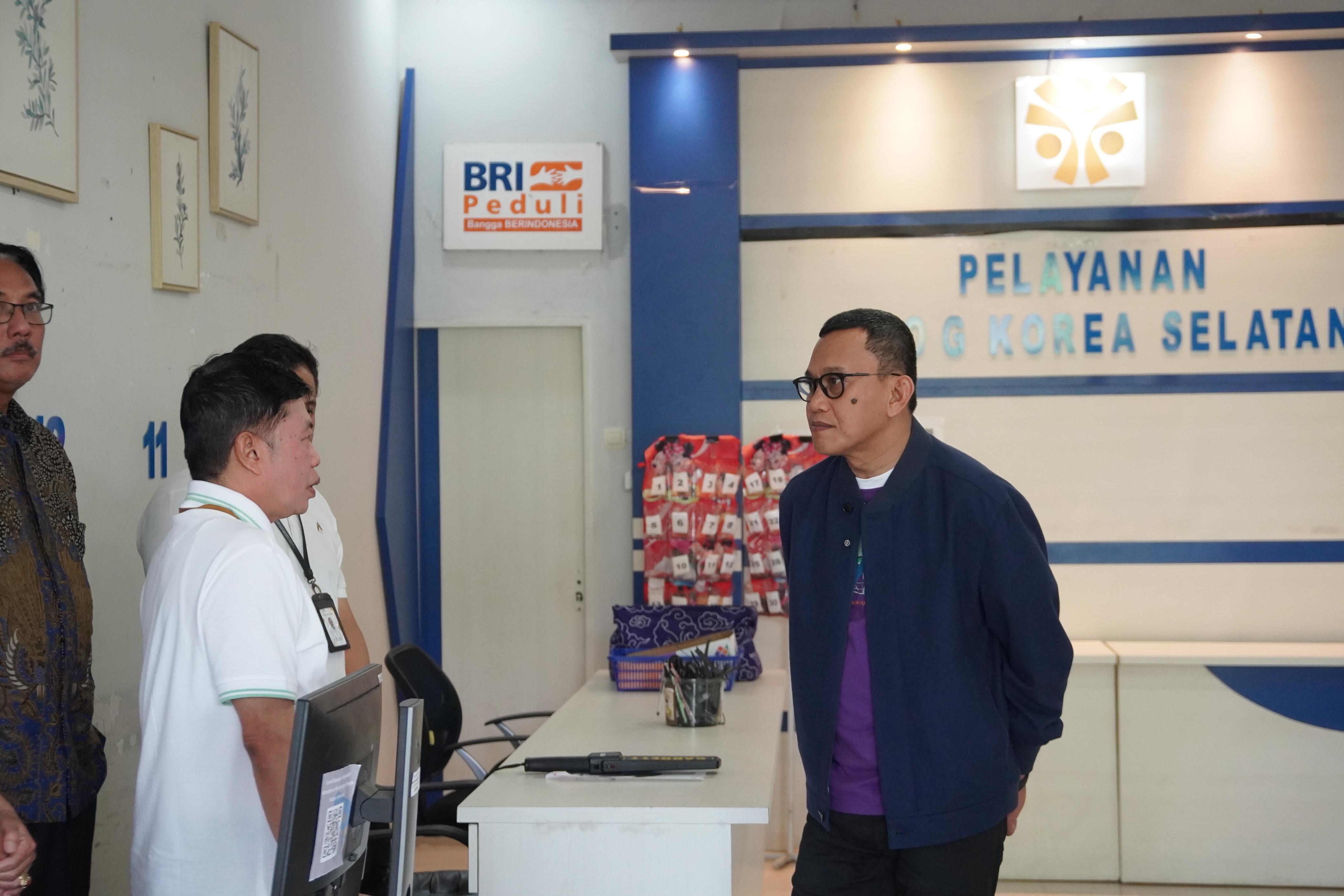 Menteri Karding Sidak BP3MI Jateng, Minta Potong Layanan yang Tidak Perlu Menteri Pelindungan Pekerja Migran Indonesia (P2MI) Abdul Kadir Karding melakukan inspeksi mendadak (sidak) ke Balai Pelayanan Perlindungan Pekerja Migran Indonesia (BP3MI) Jawa Tengah. (BeritaNasional/Elvis Sendouw/HO P2MI)