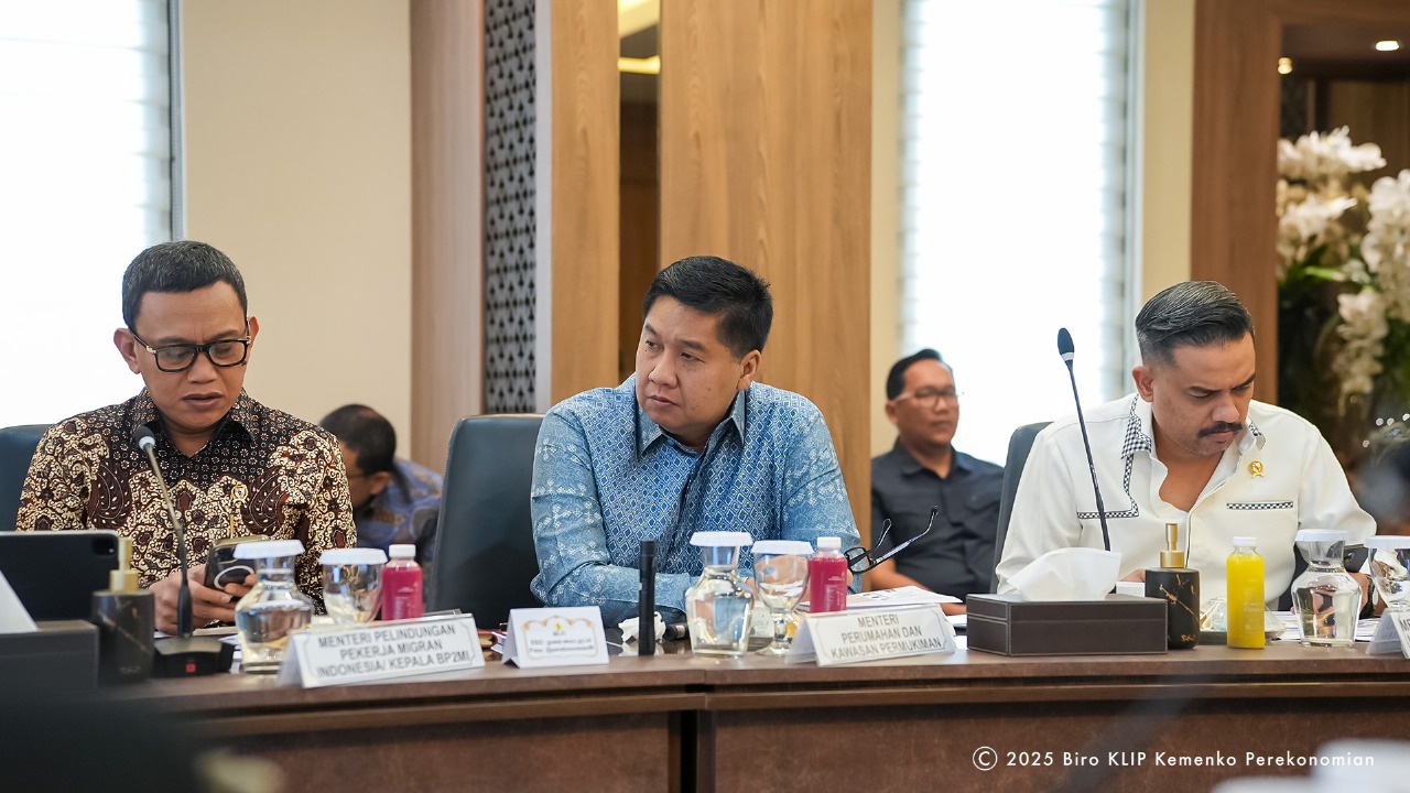 Rapat Menteri Koordinator (Menko) Bidang Perekonomian Airlangga Hartarto dengan sejumlah Menteri di kantor Kemenko Perekonomian(BeritaNasional/Elvis Sendouw/HO Hms P2MI)