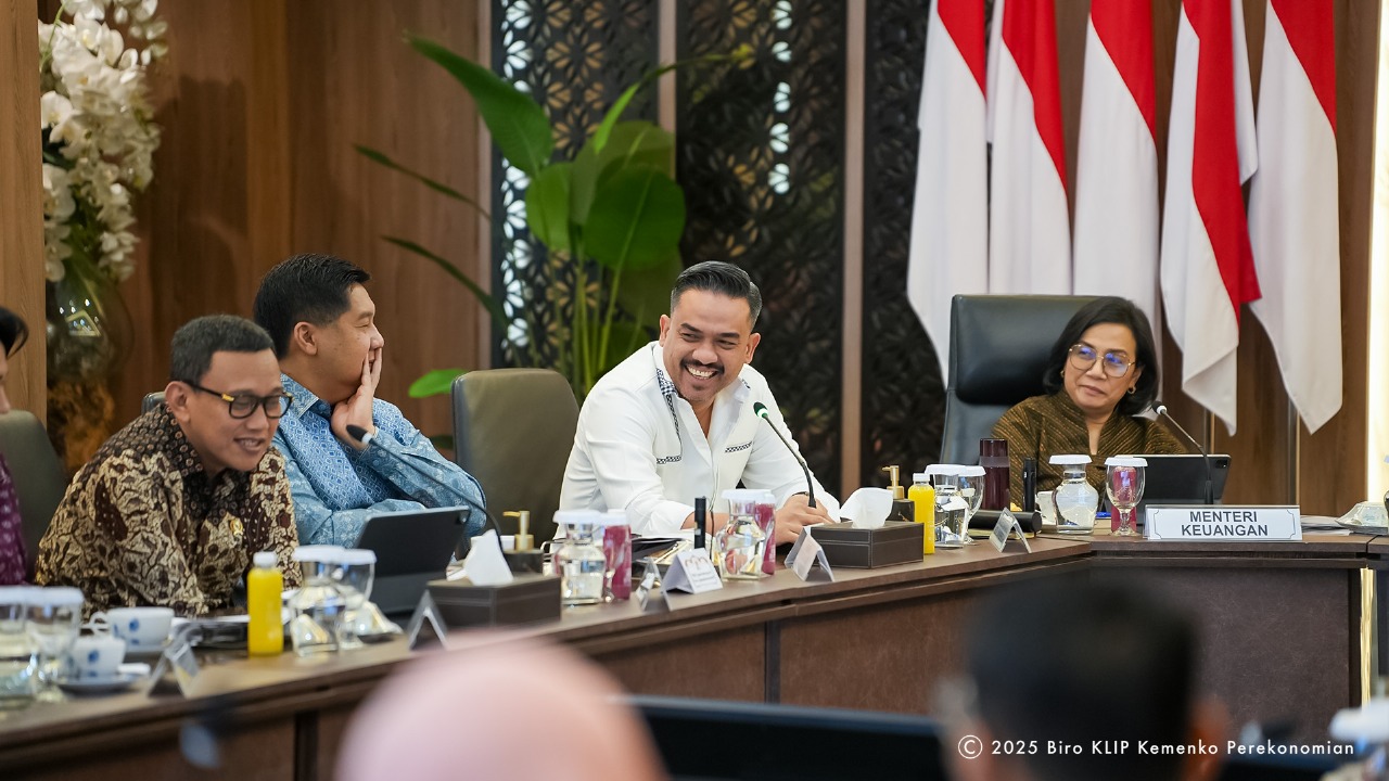 Rapat Menteri Koordinator (Menko) Bidang Perekonomian Airlangga Hartarto dengan sejumlah Menteri di kantor Kemenko Perekonomian(BeritaNasional/Elvis Sendouw/HO Hms P2MI)