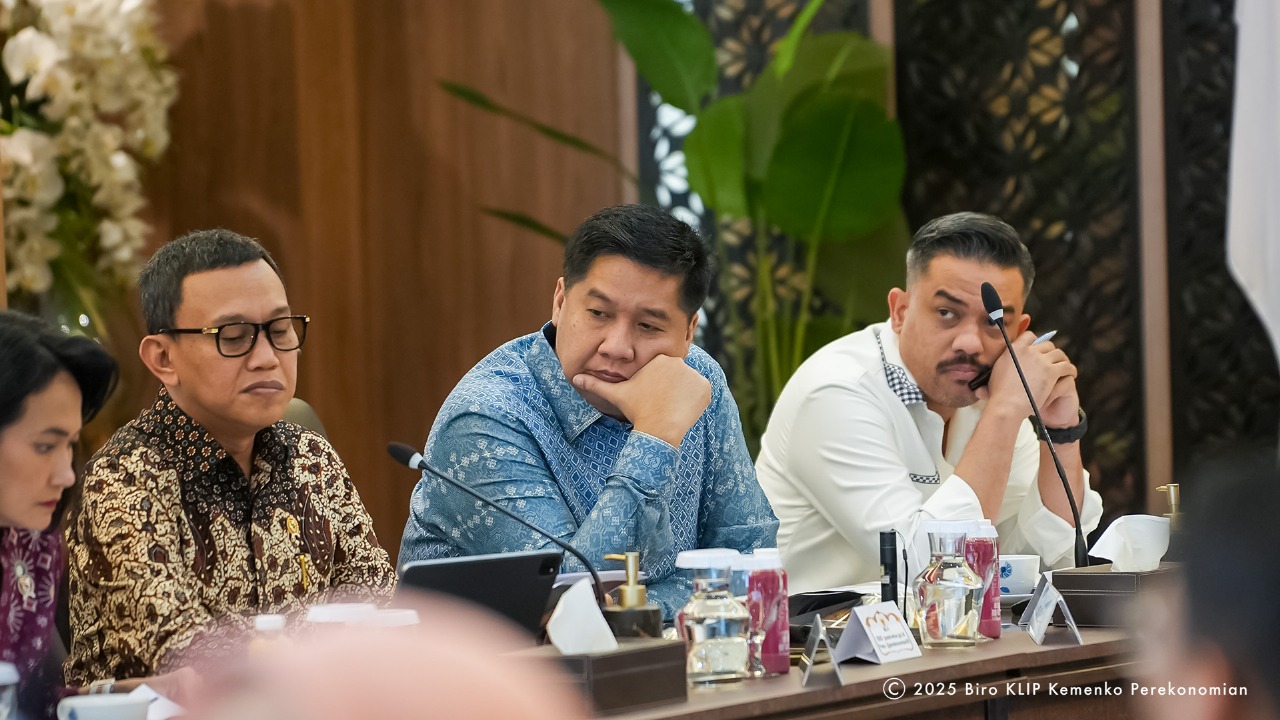 Rapat Menteri Koordinator (Menko) Bidang Perekonomian Airlangga Hartarto dengan sejumlah Menteri di kantor Kemenko Perekonomian(BeritaNasional/Elvis Sendouw/HO Hms P2MI)