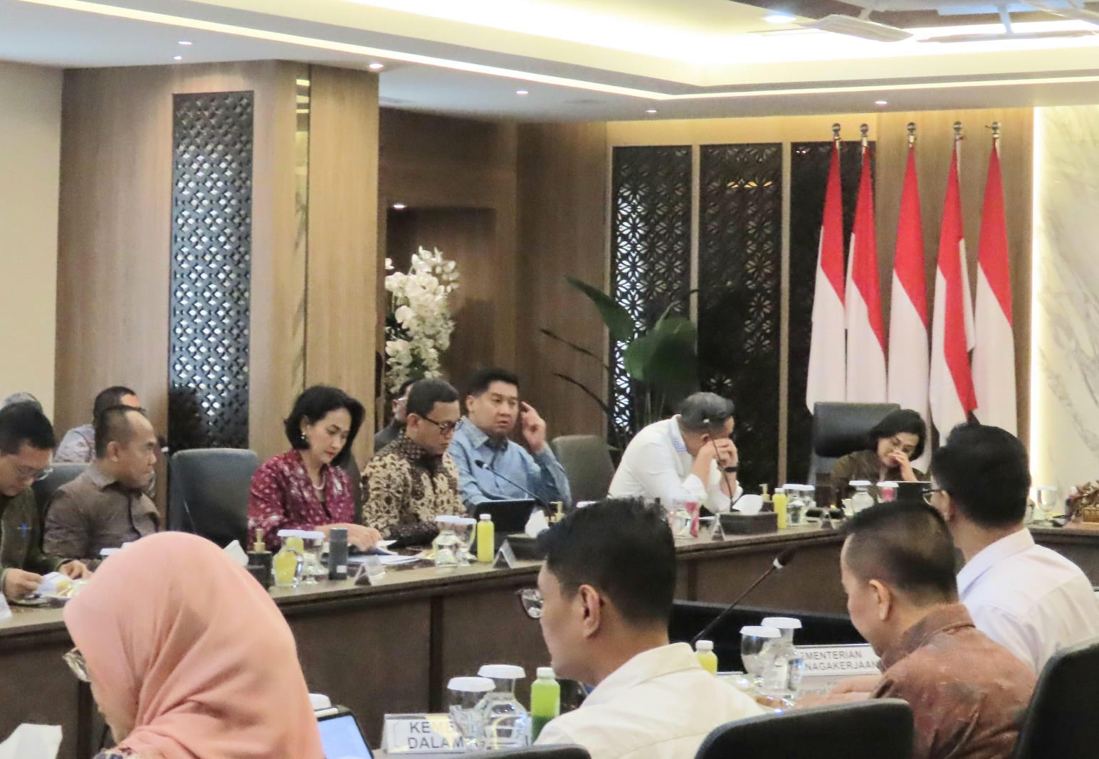 Rapat Menteri Koordinator (Menko) Bidang Perekonomian Airlangga Hartarto dengan sejumlah Menteri di kantor Kemenko Perekonomian(BeritaNasional/Elvis Sendouw/HO Hms P2MI)