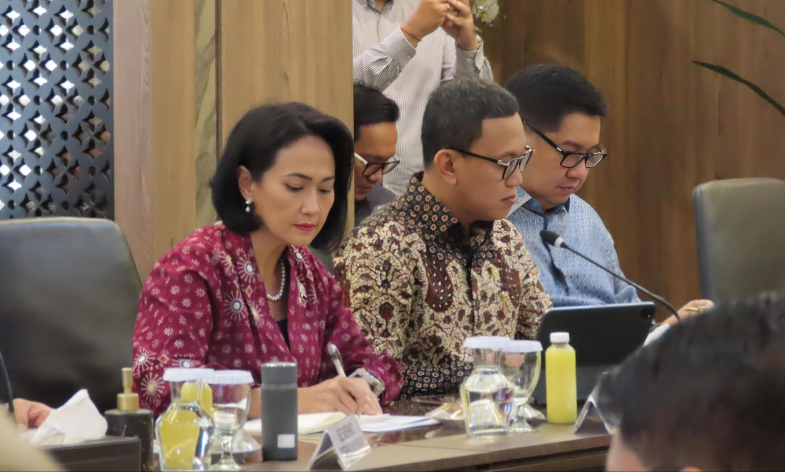Rapat Menteri Koordinator (Menko) Bidang Perekonomian Airlangga Hartarto dengan sejumlah Menteri di kantor Kemenko Perekonomian(BeritaNasional/Elvis Sendouw/HO Hms P2MI)