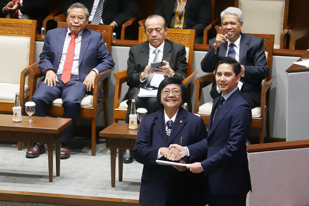 Menteri Lingkungan Hidup dan Kehutanan (LHK) Siti Nurbaya Bakar sampaikan  keterangan pemerintah terhadap RUU  Konservasi Sumber Daya Alam Hayati dan Ekosistemnya, (BeritaNasional/Elvis Sendouw)