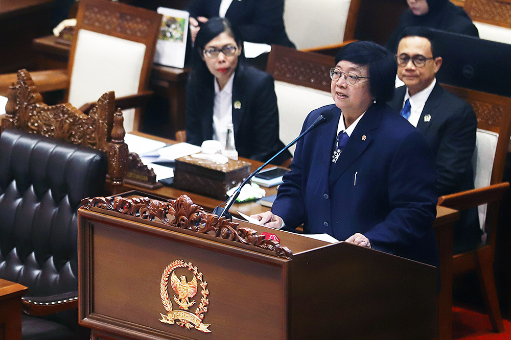 Menteri Lingkungan Hidup dan Kehutanan (LHK) Siti Nurbaya Bakar sampaikan  keterangan pemerintah terhadap RUU  Konservasi Sumber Daya Alam Hayati dan Ekosistemnya, (BeritaNasional/Elvis Sendouw)