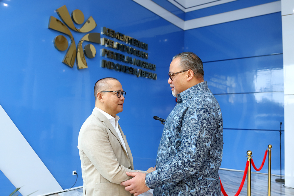 Menteri Pelindungan Pekerja Migran Indonesia  Mukhtarudin, menerima kunjungan kehormatan Duta Besar Luar Biasa dan Berkuasa Penuh (LBBP) RI untuk Malaysia, Dato Moh Iman Hascarya. (BeritaNasional/Elvis Sendouw)