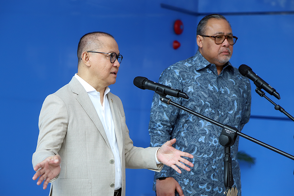 Menteri Pelindungan Pekerja Migran Indonesia  Mukhtarudin, menerima kunjungan kehormatan Duta Besar Luar Biasa dan Berkuasa Penuh (LBBP) RI untuk Malaysia, Dato Moh Iman Hascarya. (BeritaNasional/Elvis Sendouw)