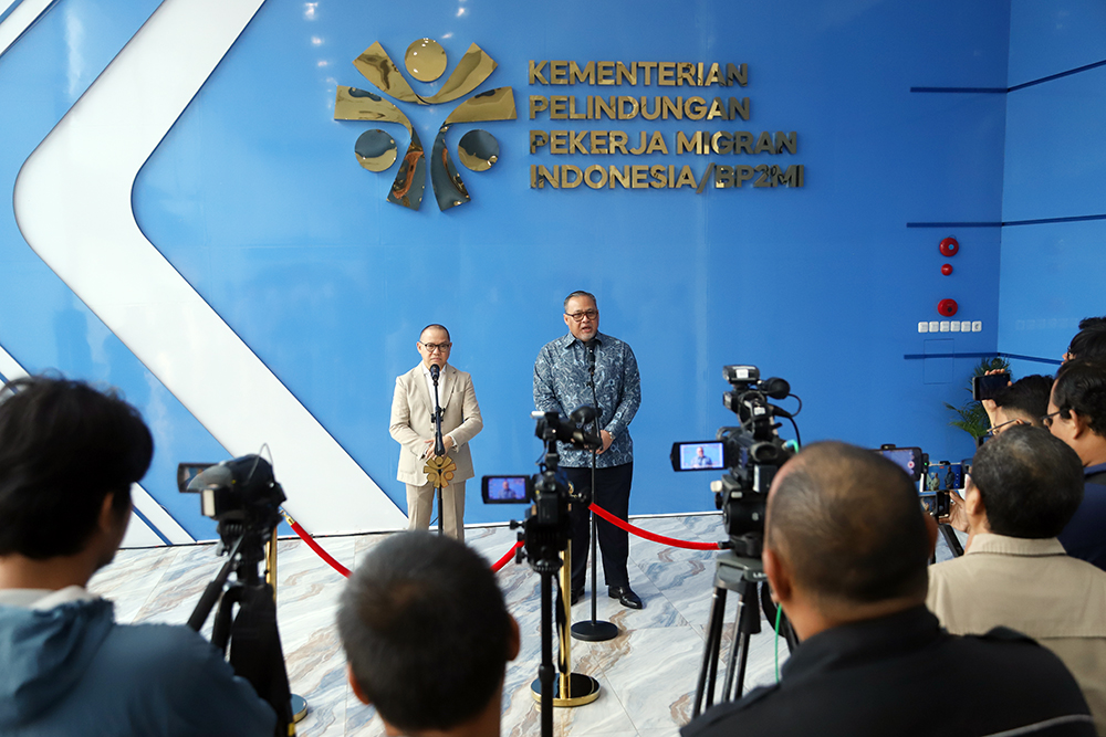 Menteri Pelindungan Pekerja Migran Indonesia  Mukhtarudin, menerima kunjungan kehormatan Duta Besar Luar Biasa dan Berkuasa Penuh (LBBP) RI untuk Malaysia, Dato Moh Iman Hascarya. (BeritaNasional/Elvis Sendouw)