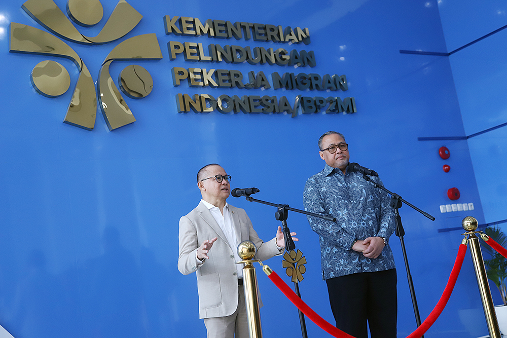 Menteri Pelindungan Pekerja Migran Indonesia  Mukhtarudin, menerima kunjungan kehormatan Duta Besar Luar Biasa dan Berkuasa Penuh (LBBP) RI untuk Malaysia, Dato Moh Iman Hascarya. (BeritaNasional/Elvis Sendouw)