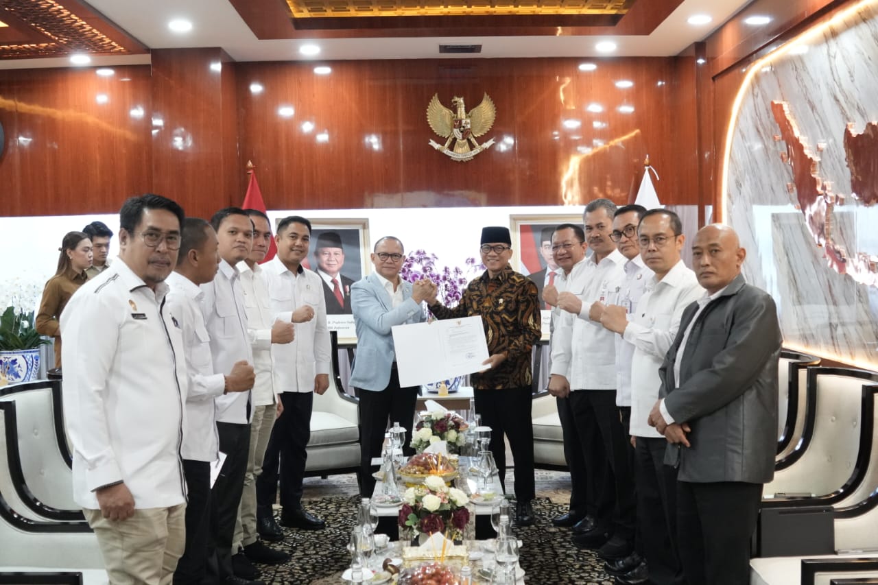 Menteri Pelindungan Pekerja Migran Indonesia (P2MI) Mukhtarudin menerima audiensi dari Menteri Desa, Pembangunan Daerah Tertinggal, dan Transmigrasi (Kemendes PDTT) Yandri Susanto  (BeritaNasional/Elvis/HO P2MI)