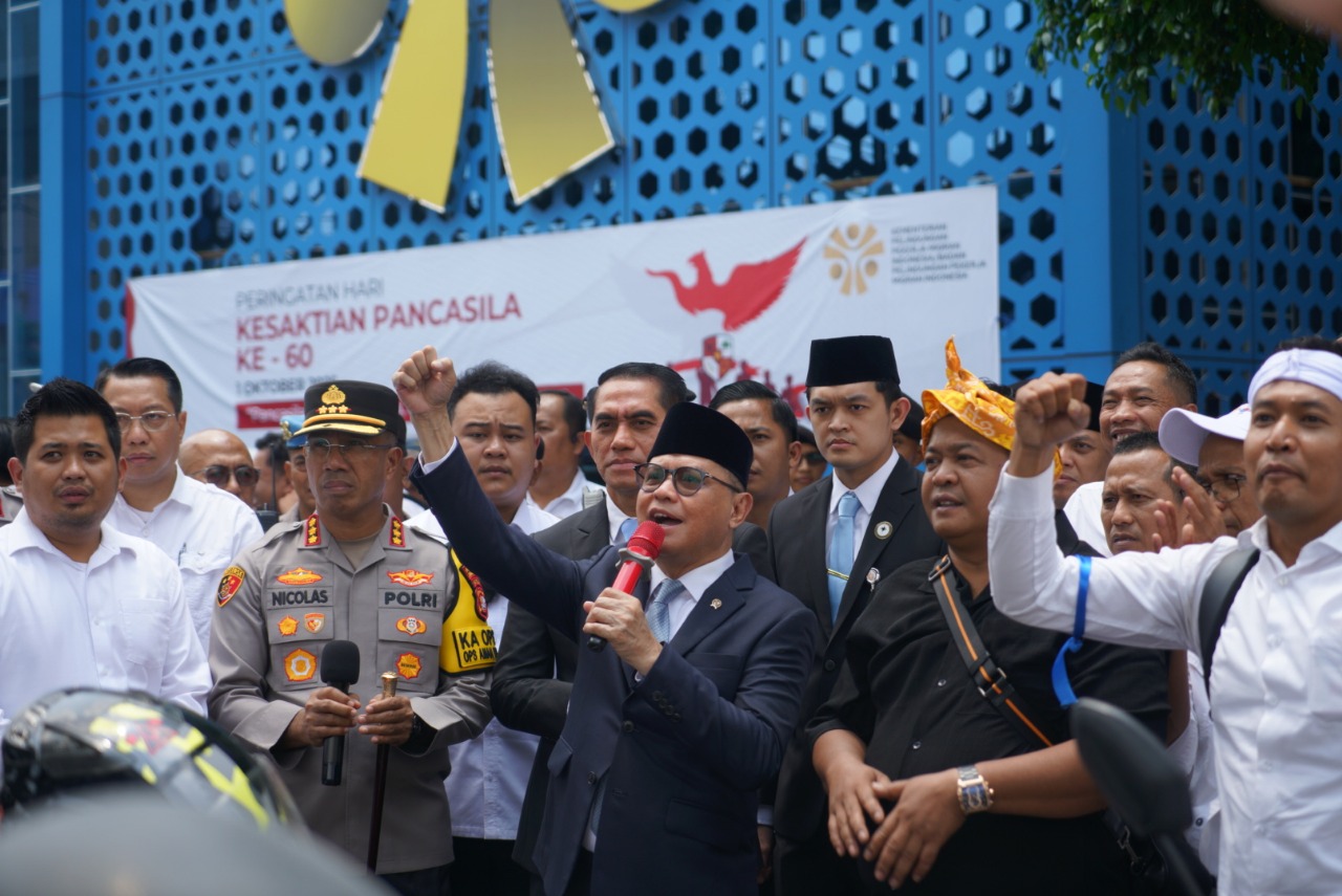 Menteri P2MI terima audiensi perwakilan demonstran yang menggelar aksi unjuk rasa di depan kantor KemenP2MI. (BeritaNasional/Elvis Sendouw/HO P2MI)