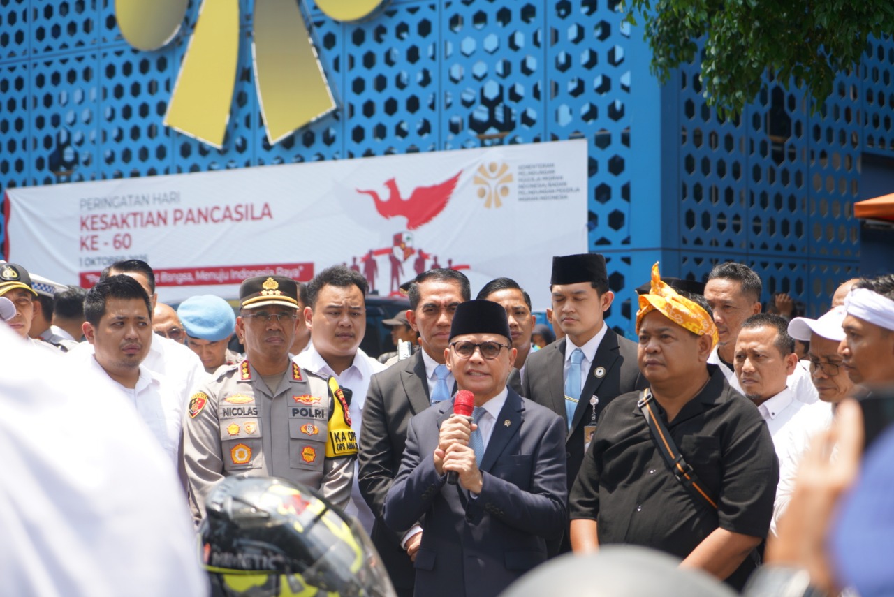Menteri P2MI terima audiensi perwakilan demonstran yang menggelar aksi unjuk rasa di depan kantor KemenP2MI. (BeritaNasional/Elvis Sendouw/HO P2MI)