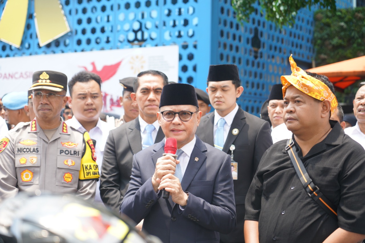 Menteri P2MI terima audiensi perwakilan demonstran yang menggelar aksi unjuk rasa di depan kantor KemenP2MI. (BeritaNasional/Elvis Sendouw/HO P2MI)